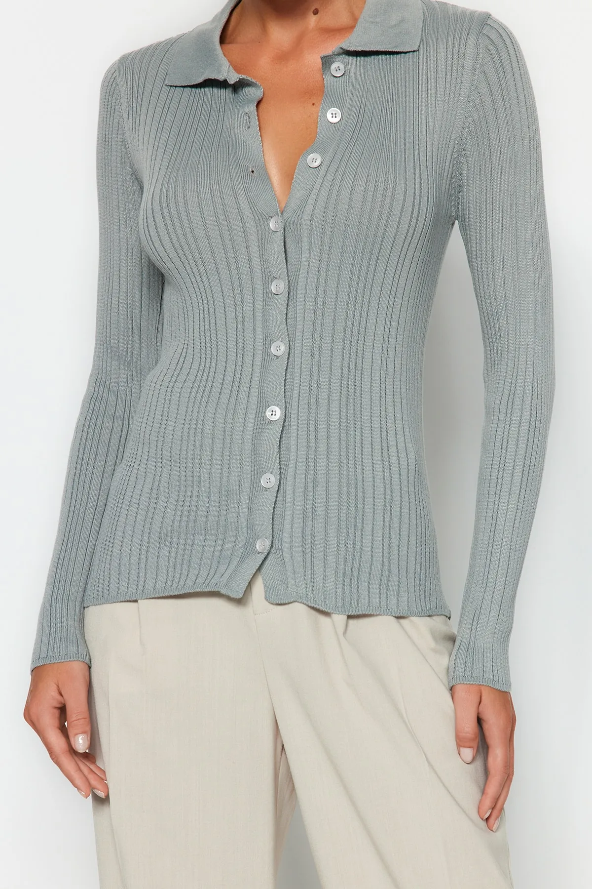 Trendyol Collection  Grauer Strickcardigan mit Polokragen TWOAW20HI0070
