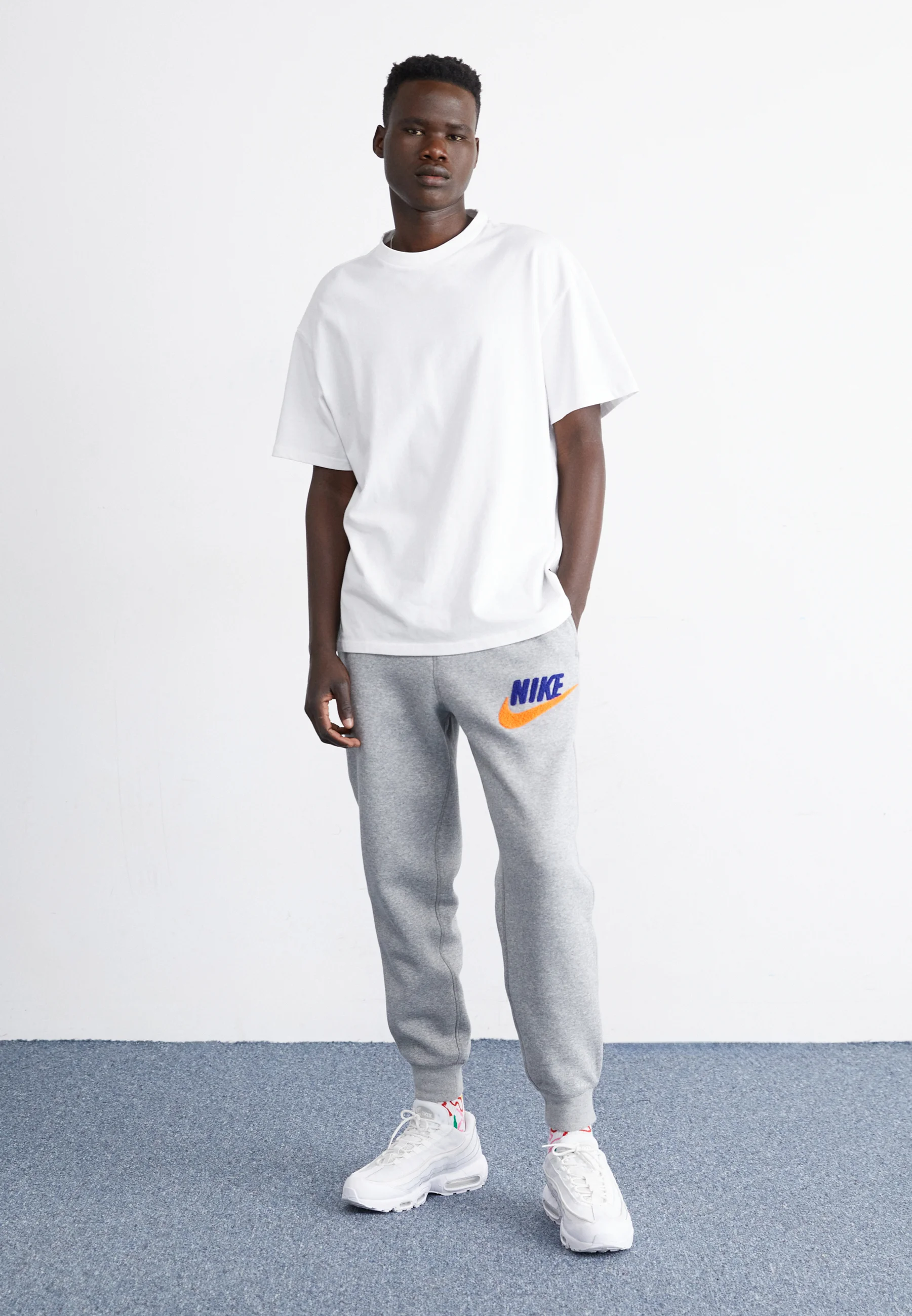 Nike Sportswear CLUB JOGGER - Pantalones de chándal