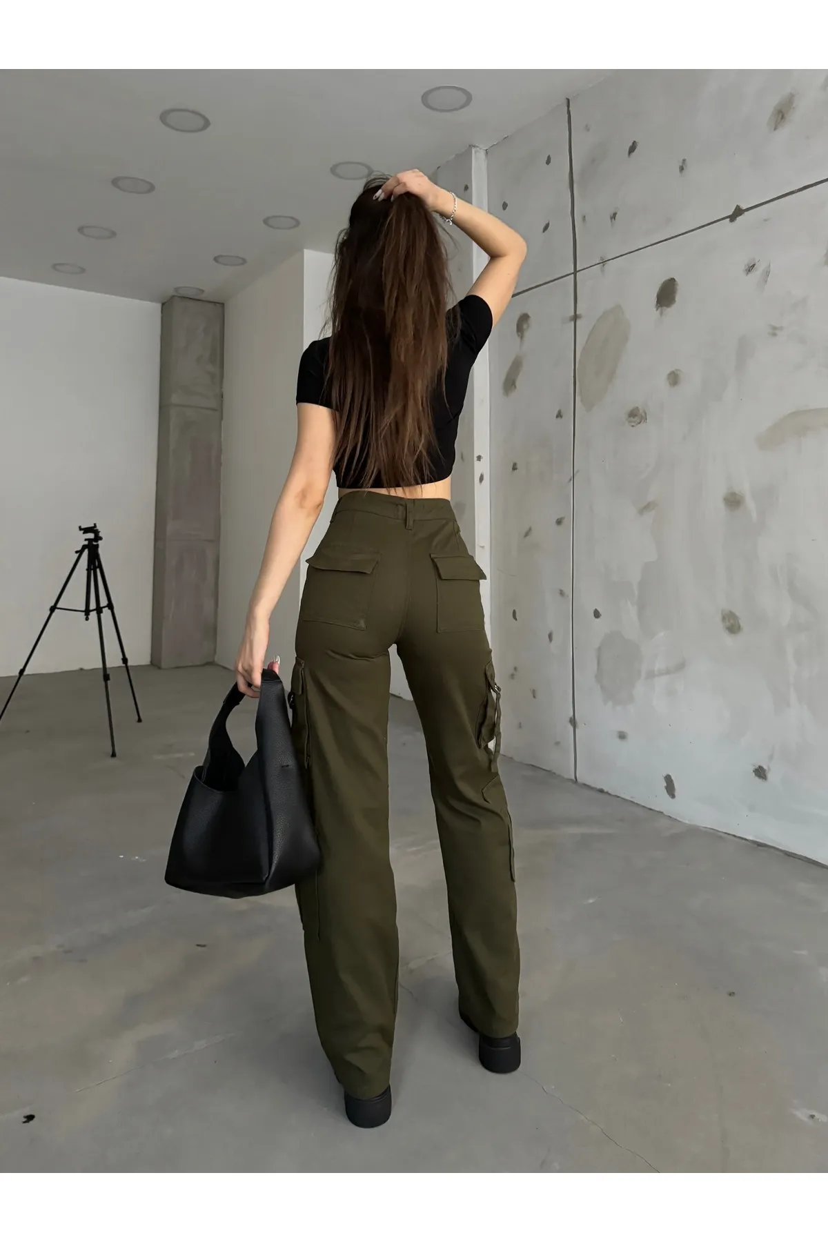 BİKELİFE  Khakifarbene Cargohose mit hohem Bund und mehreren Taschen und weitem Bein