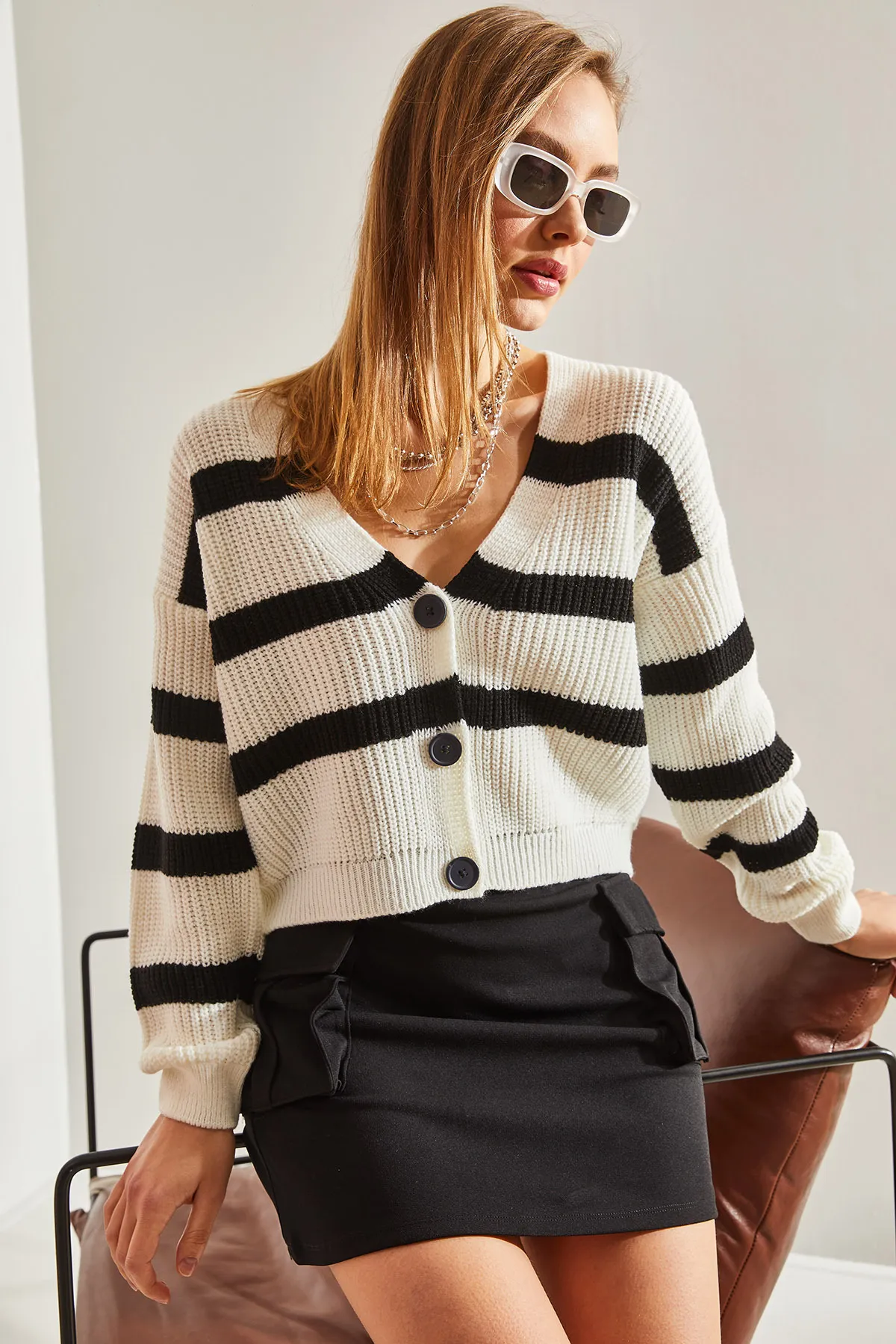 Bianco Lucci  Damen-Cardigan aus gestreiftem Strick mit drei Knöpfen