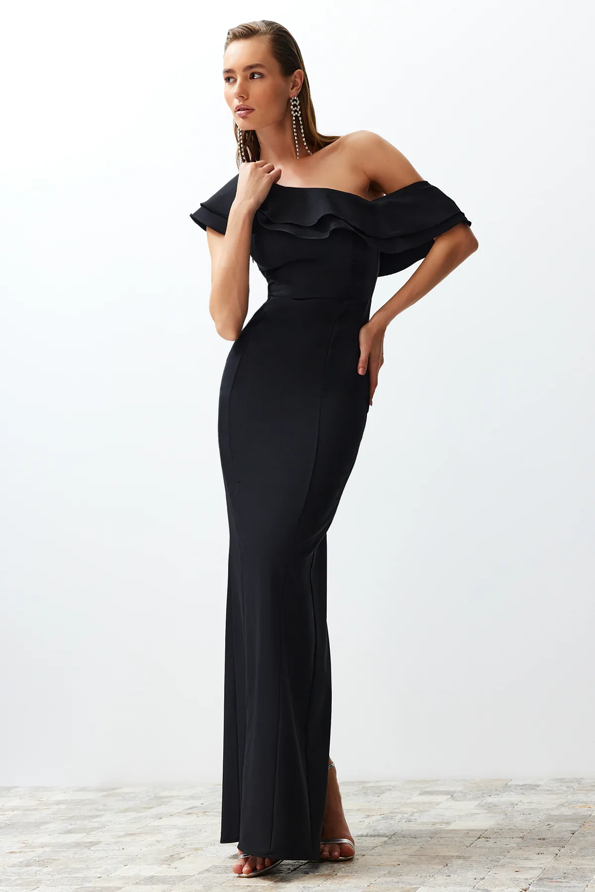 Trendyol Collection  Elegantes Abendkleid mit Volants in Schwarz TPRSS24AE00066