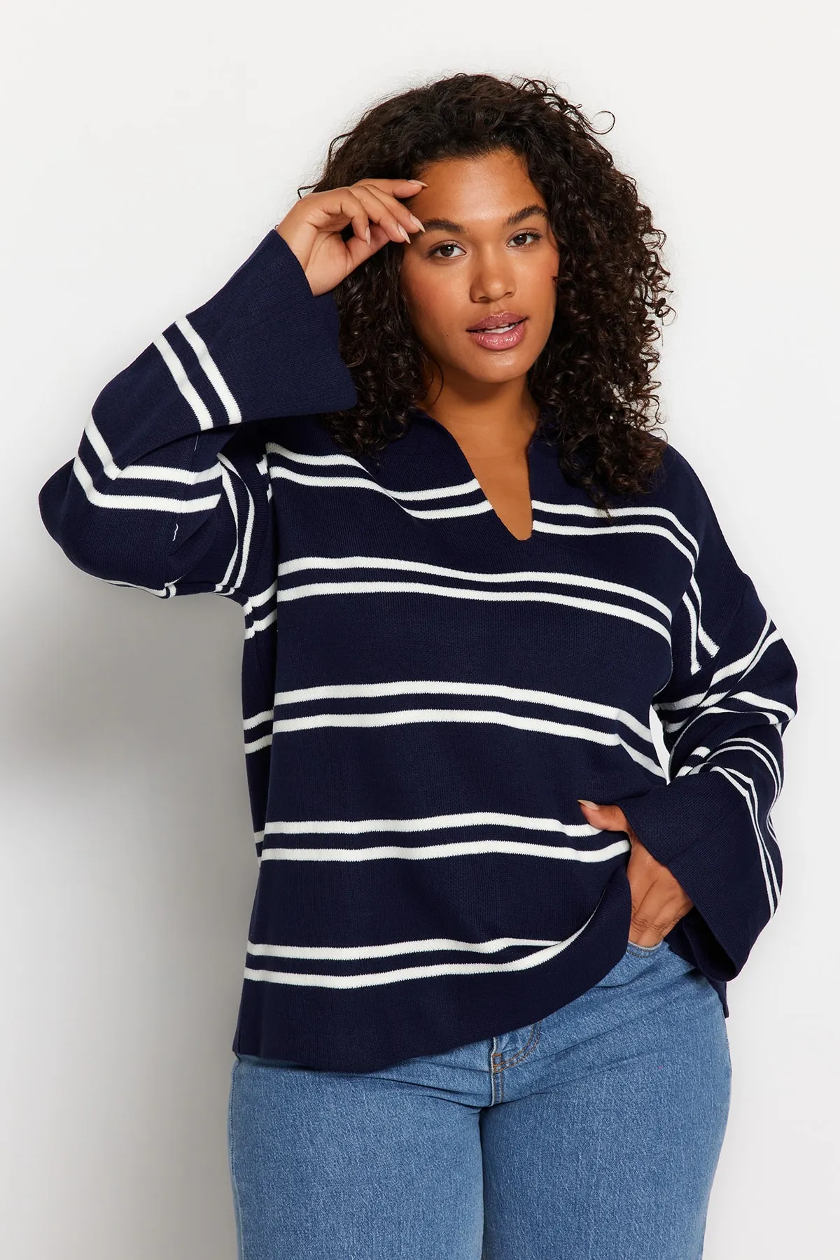 Trendyol Curve  Marineblauer gestreifter Strickpullover TBBAW24AN00013