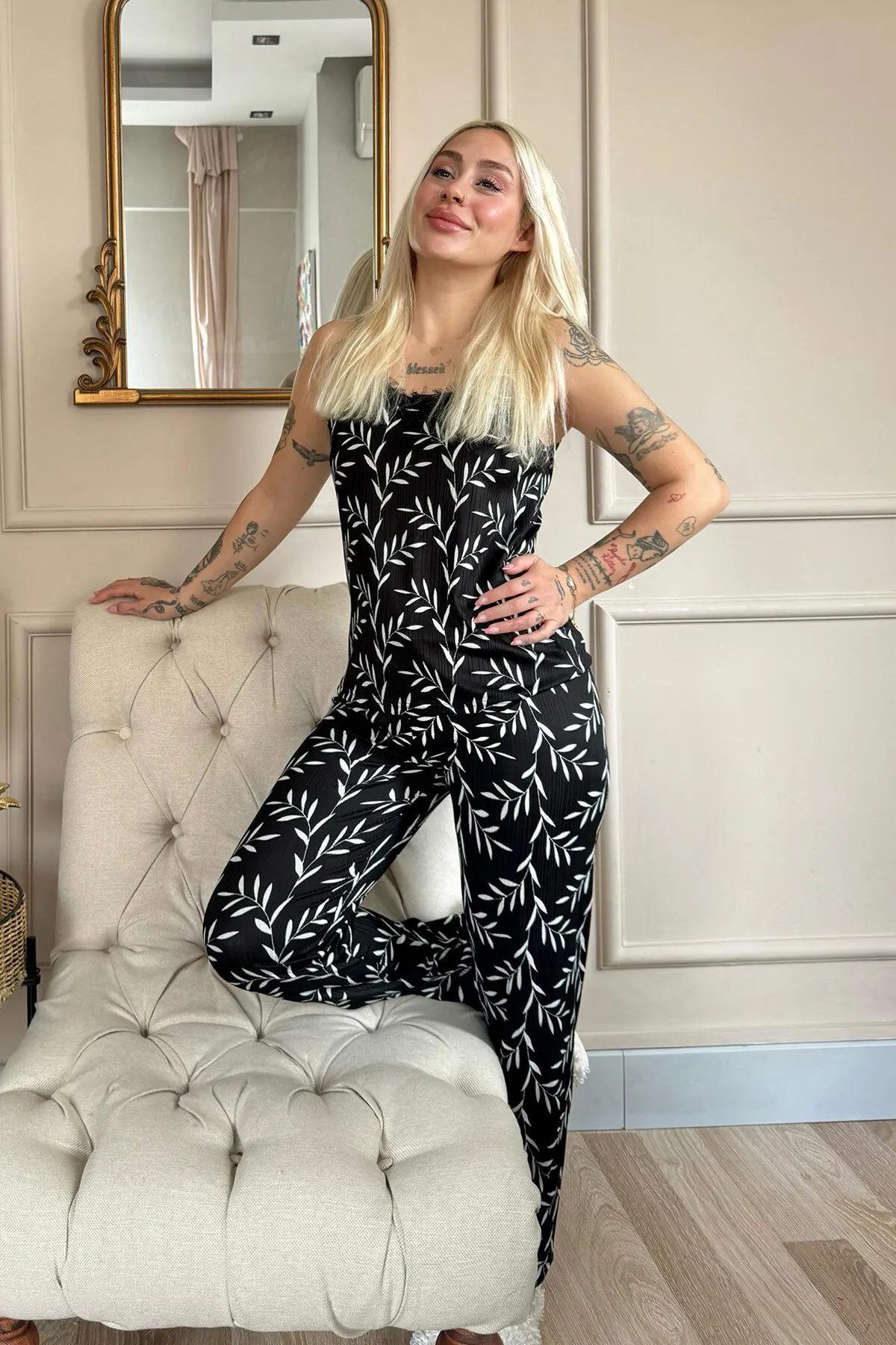 Pijamaevi  Gestricktes Damen-Pyjama-Set aus schwarzem Olivenzweig mit Spitze und Seilriemen