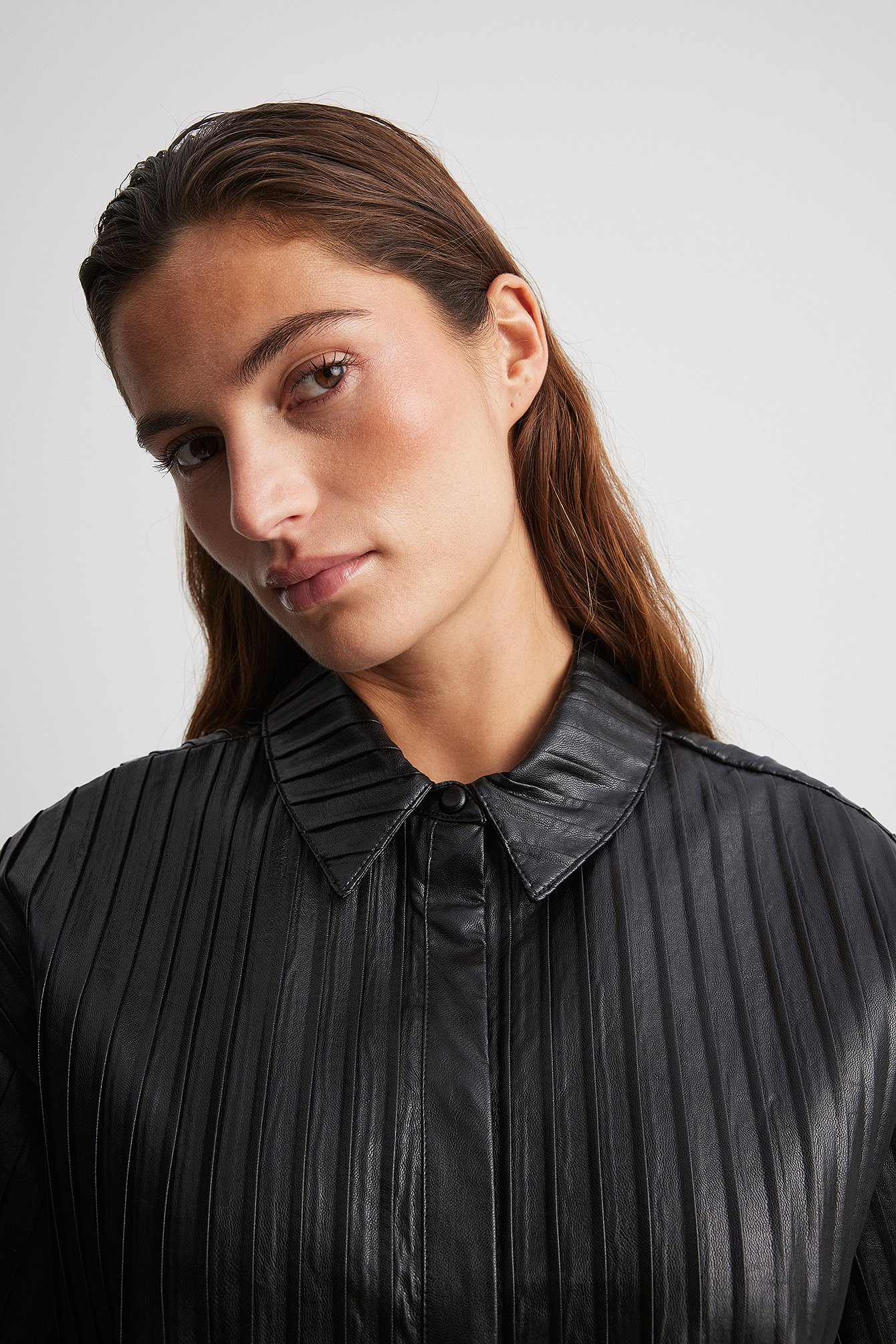 Plissiertes PU-Minikleid
