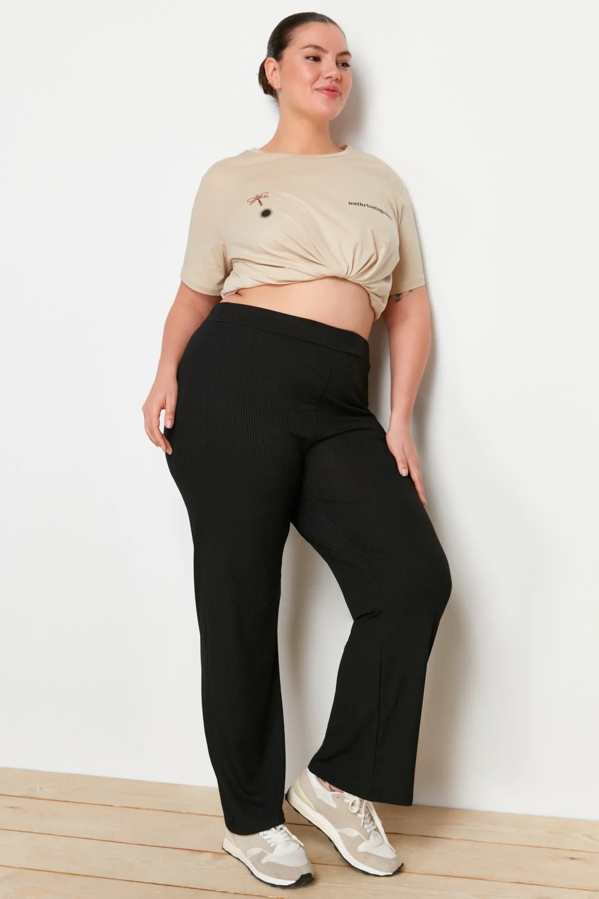 Trendyol Curve  Schwarze, weit geschnittene Strickhose TBSSS23AR00003