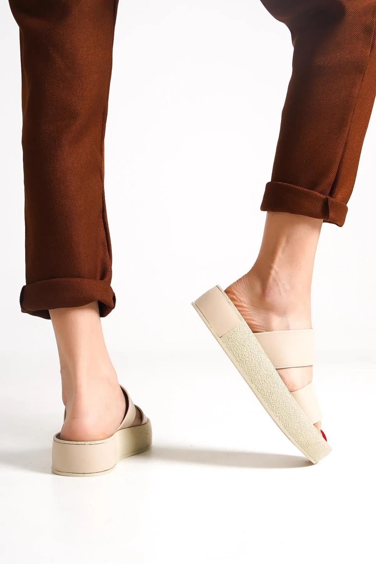 Capone Outfitters  Capone doppelgestreifte, farbenfrohe, detaillierte Damenhausschuhe mit Keilabsatz in Beige