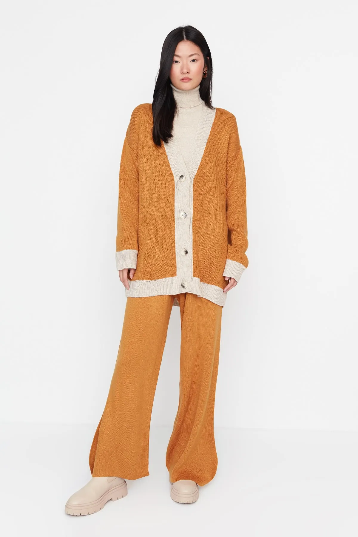 Trendyol Modest  Senfgelbes Strickset mit Strickjacke und Hose mit Streifendetail TCTAW22AU0156