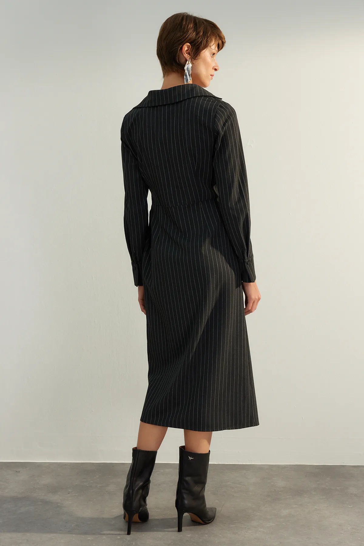 Trendyol Collection  Schwarzes gerade geschnittenes Midi-Kleid mit zweireihigem Verschluss, gestreiftes Kleid, gewebtes Kleid TWOAW24EL00239