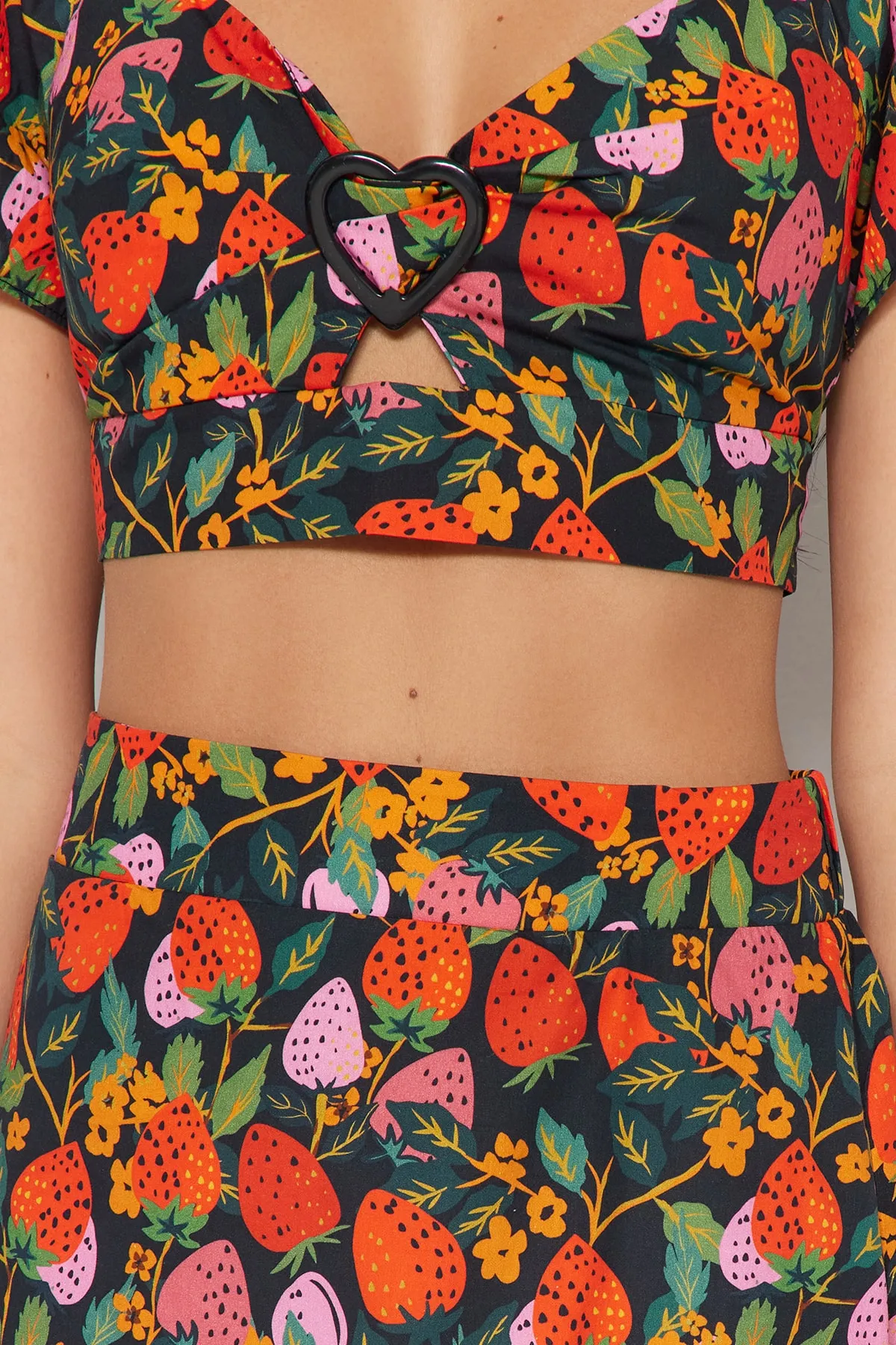 Trendyol Collection  Blusen-Shorts-Set aus 100 % Baumwolle mit gewebten Accessoires mit Fruchtmuster TBESS23AU00185
