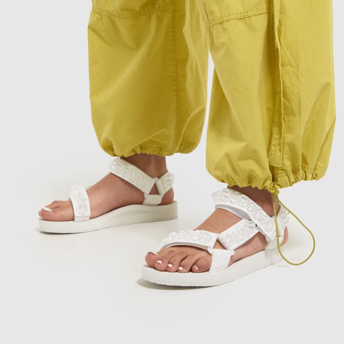 ARIZONA LOVE – Vita trekky-sandaler med kristallpärlor