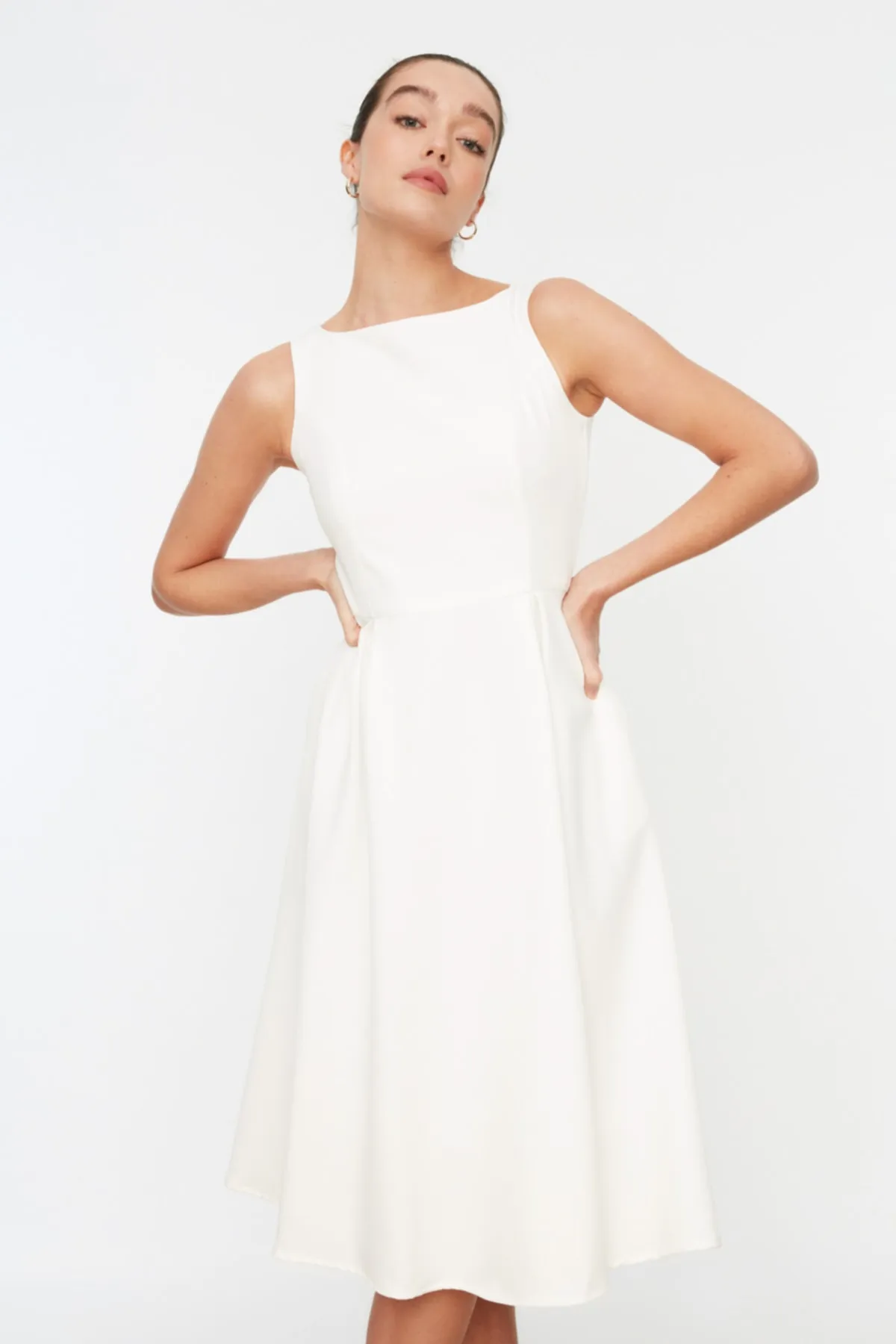 Trendyol Collection  Ecrufarbenes, plissiertes Webkleid TWOSS20EL0980