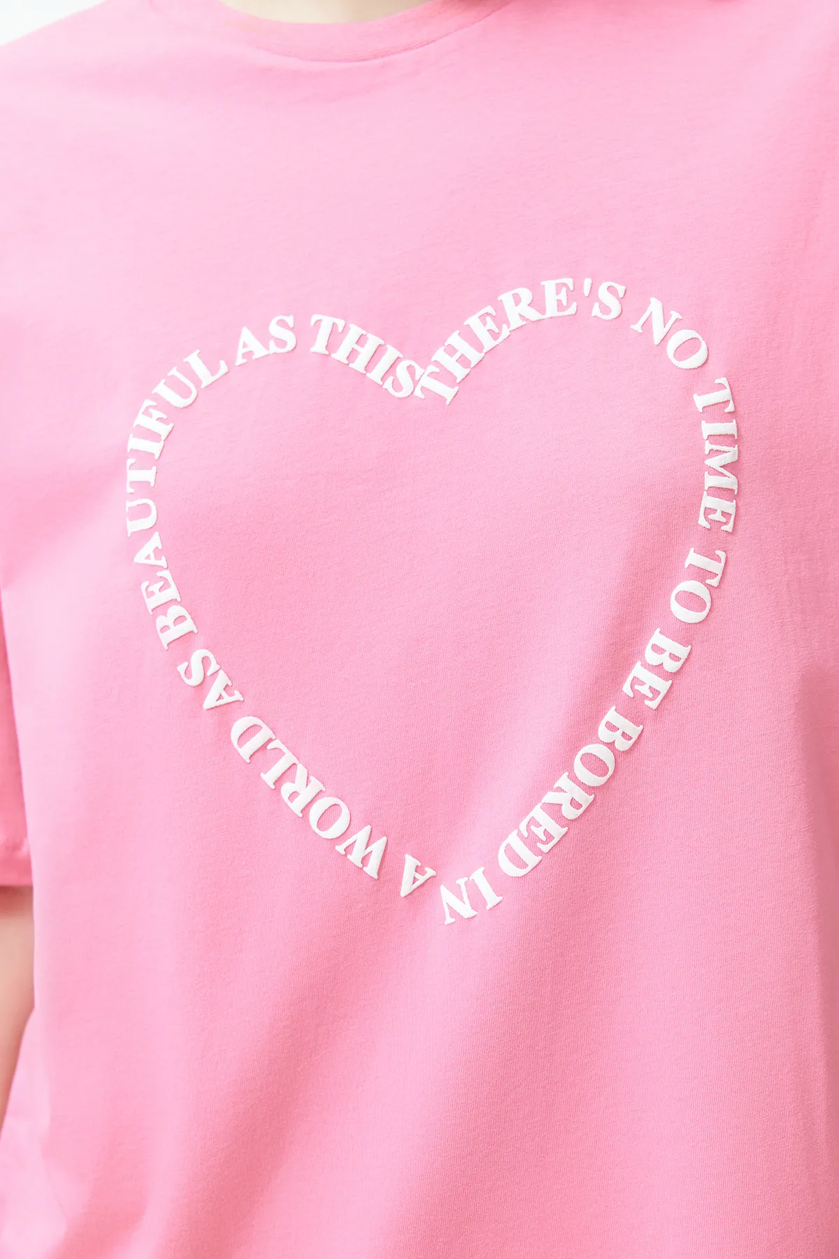 Trendyol Collection  Rosa, 100 % Baumwolle, mit Herz-Slogan-Aufdruck, übergroßes, bequem geschnittenes Strick-T-Shirt TWOSS24TS00139