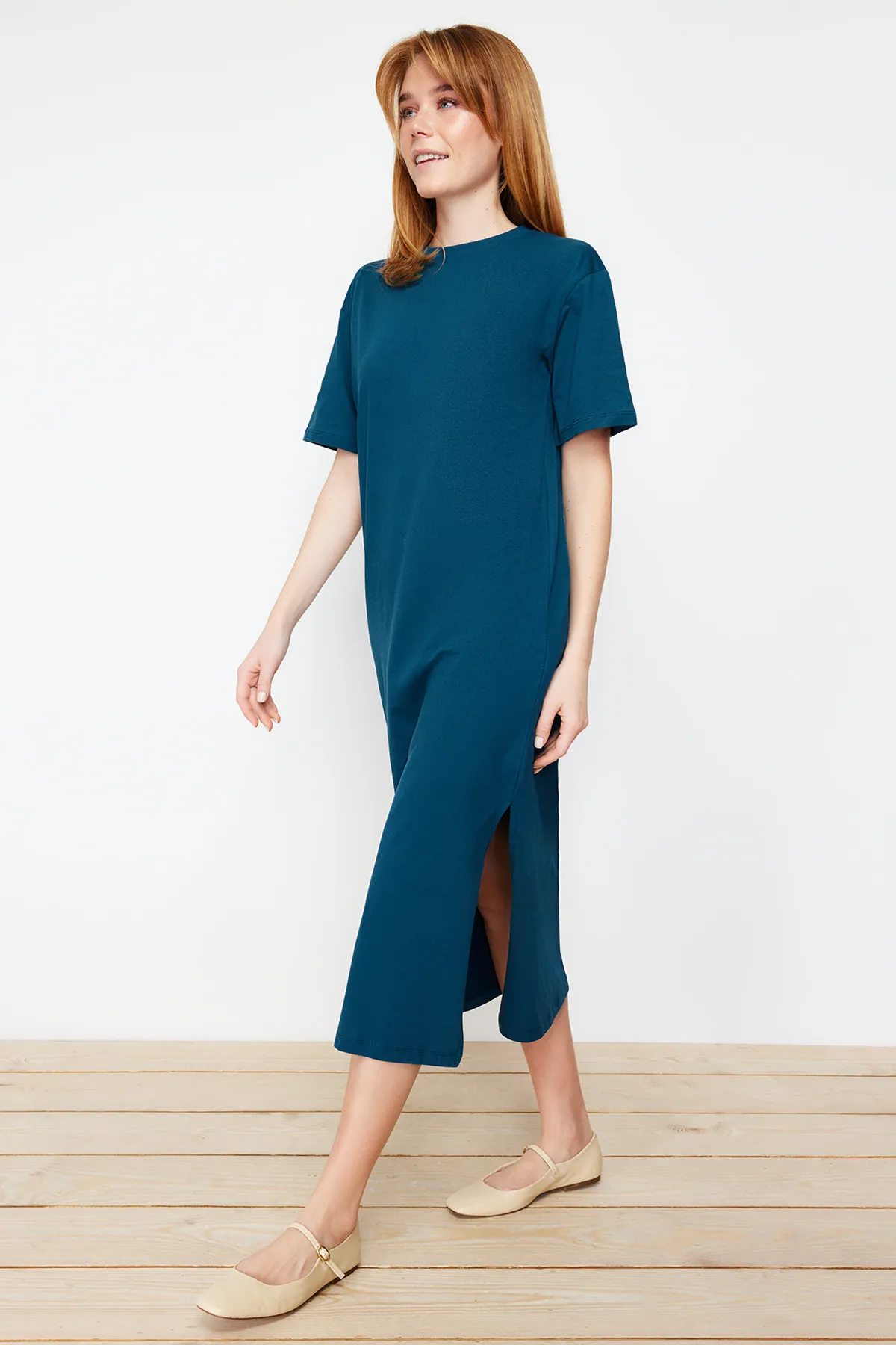 Trendyol Collection  Schlichtes T-Shirt-Kleid in Petrol, 100 % Baumwolle, Schlitzdetail, Shift/bequemer Schnitt, Midi TWOSS24EL00140