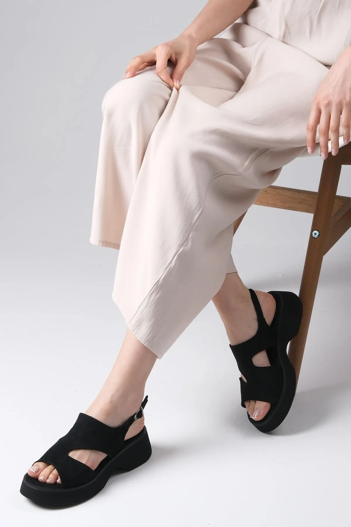 Mio Gusto  Blair Damen-Sandalen mit asymmetrischem Schnitt und dicker Sohle in Schwarz