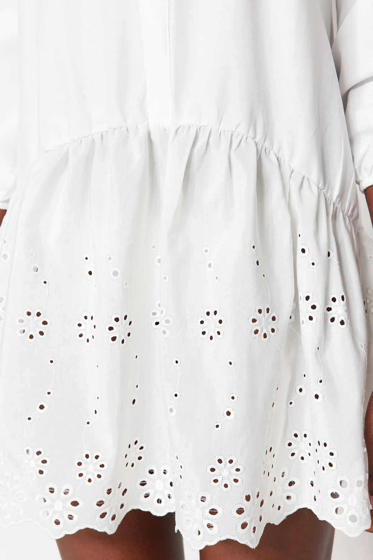 Trendyol Collection  Weißes Mini-Strandkleid mit gewebter Stickerei TBESS23EL00022