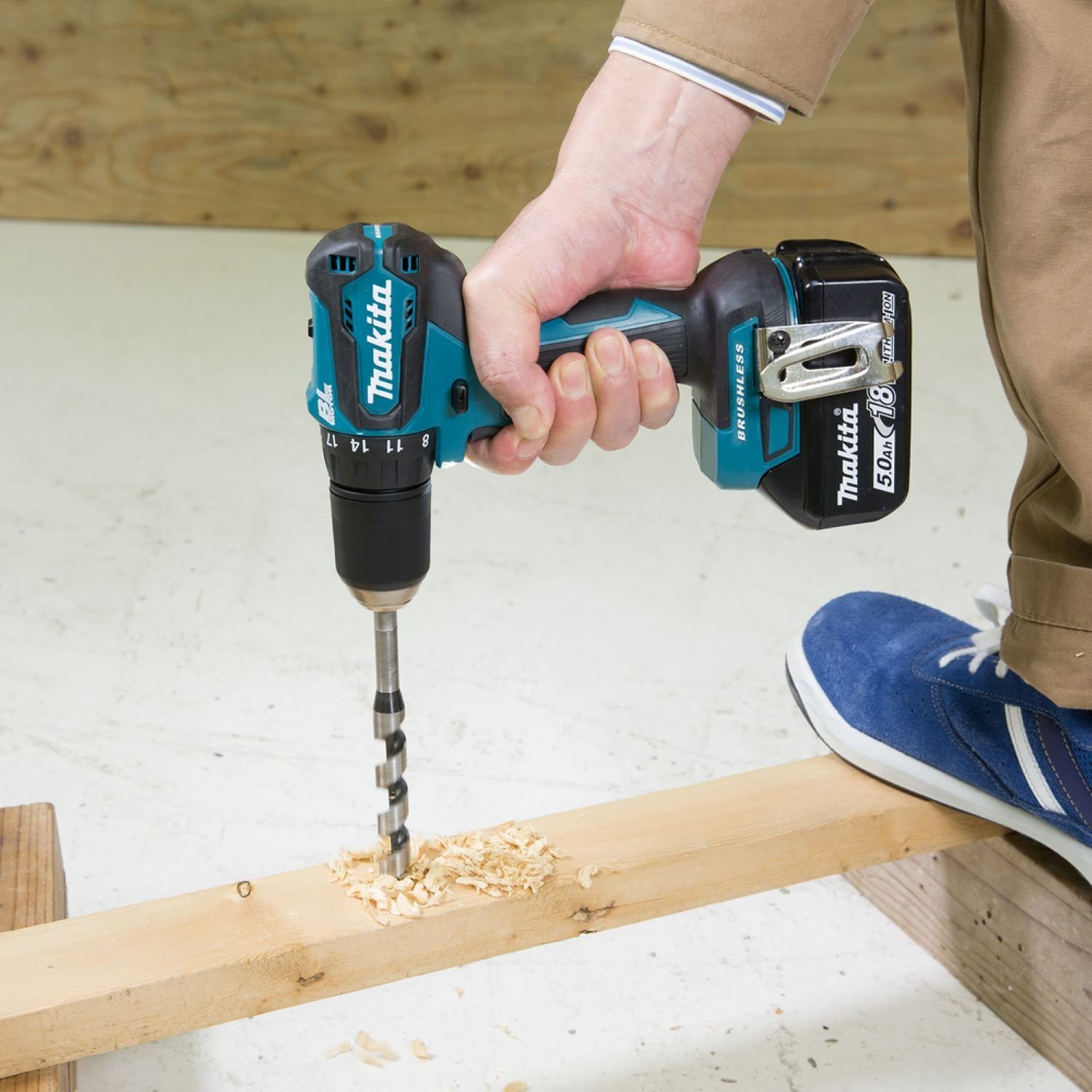 Makita Akku-Bohrschrauber Akku-Kombo-Kit, 18 V, (Set), 2x 18 V 2 Ah Li-Ion Akkus, Ladegerät und Koffer