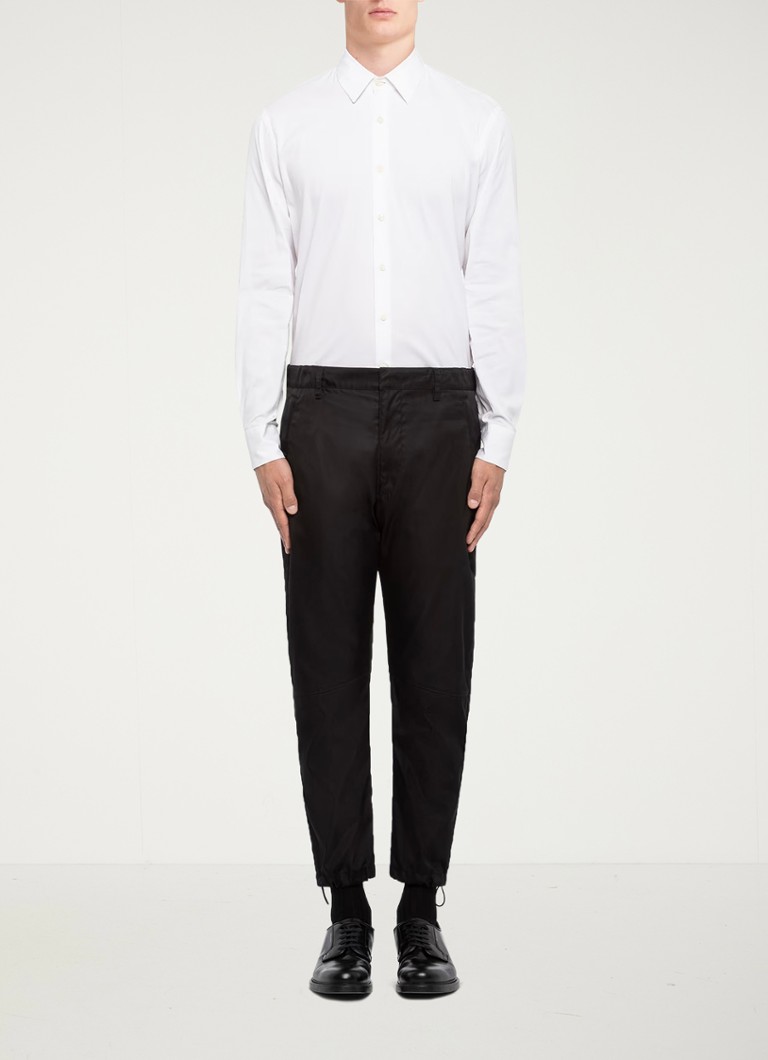 Pantaloni Prada Re-Nylon slim fit, cu buzunare laterale.