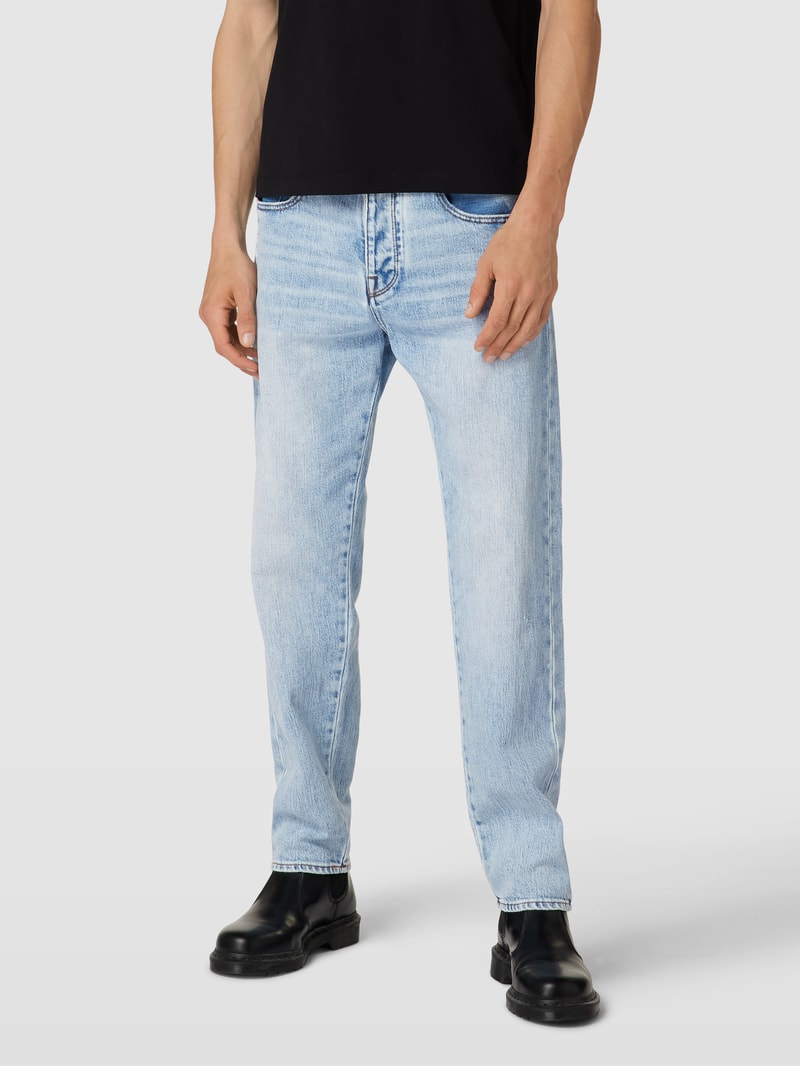 Jeans mit Label-Patch in hellblau
