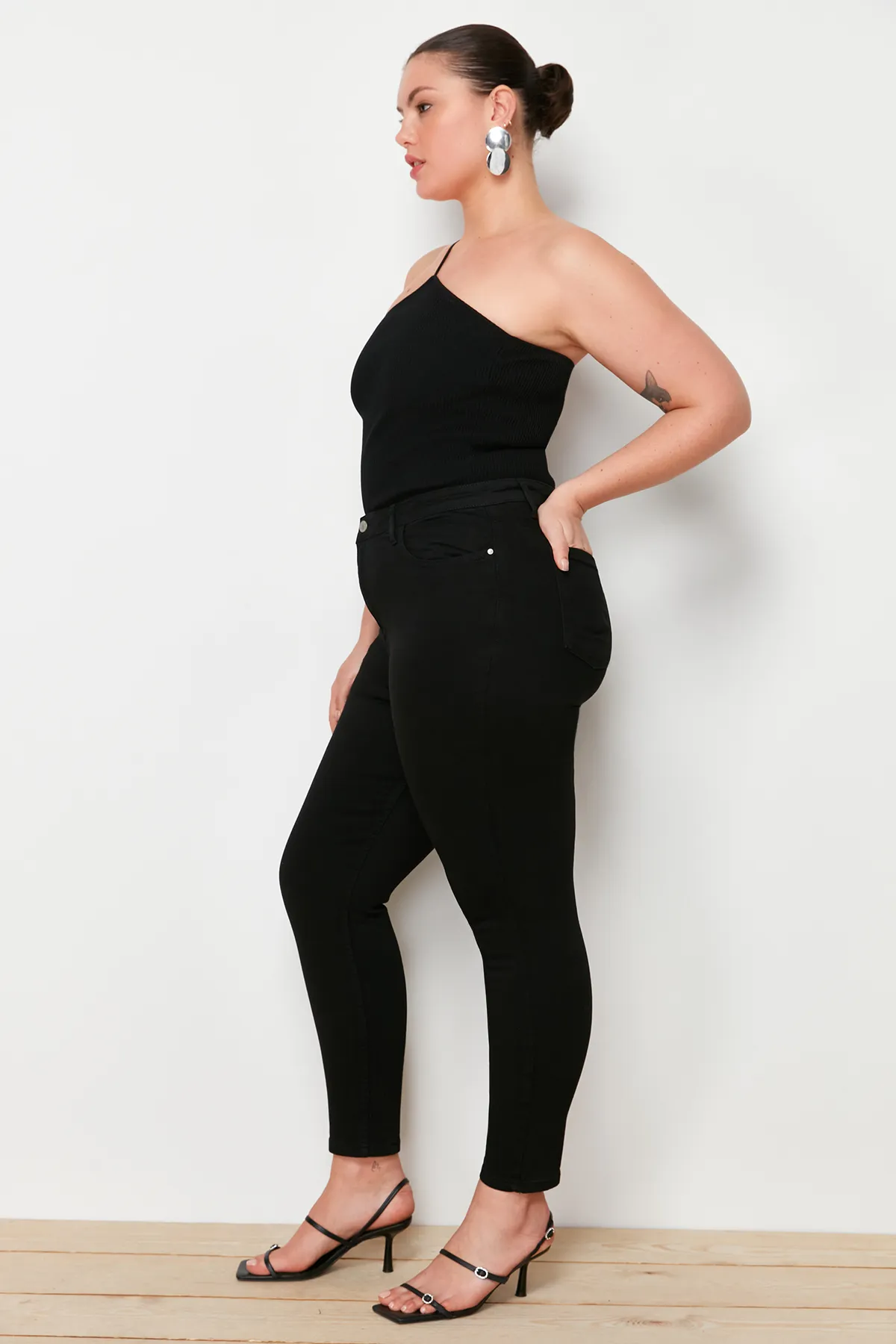 Trendyol Curve  Schwarze Skinny Jeans mit hoher Taille TBBAW23CJ00012