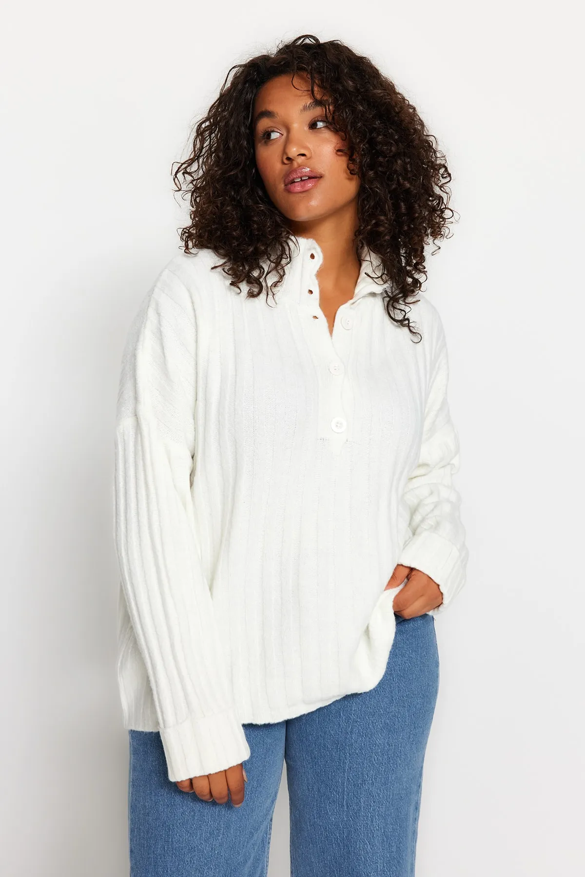 Trendyol Curve  Ecrufarbener Strick-Cardigan mit Knopfverschluss TBBAW24AN00045