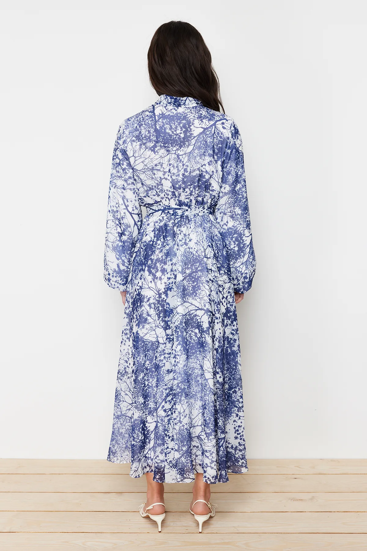 Trendyol Modest  Blaues, langes Abendkleid aus Chiffon mit Blumenmuster und Futter TCTSS24EB00040