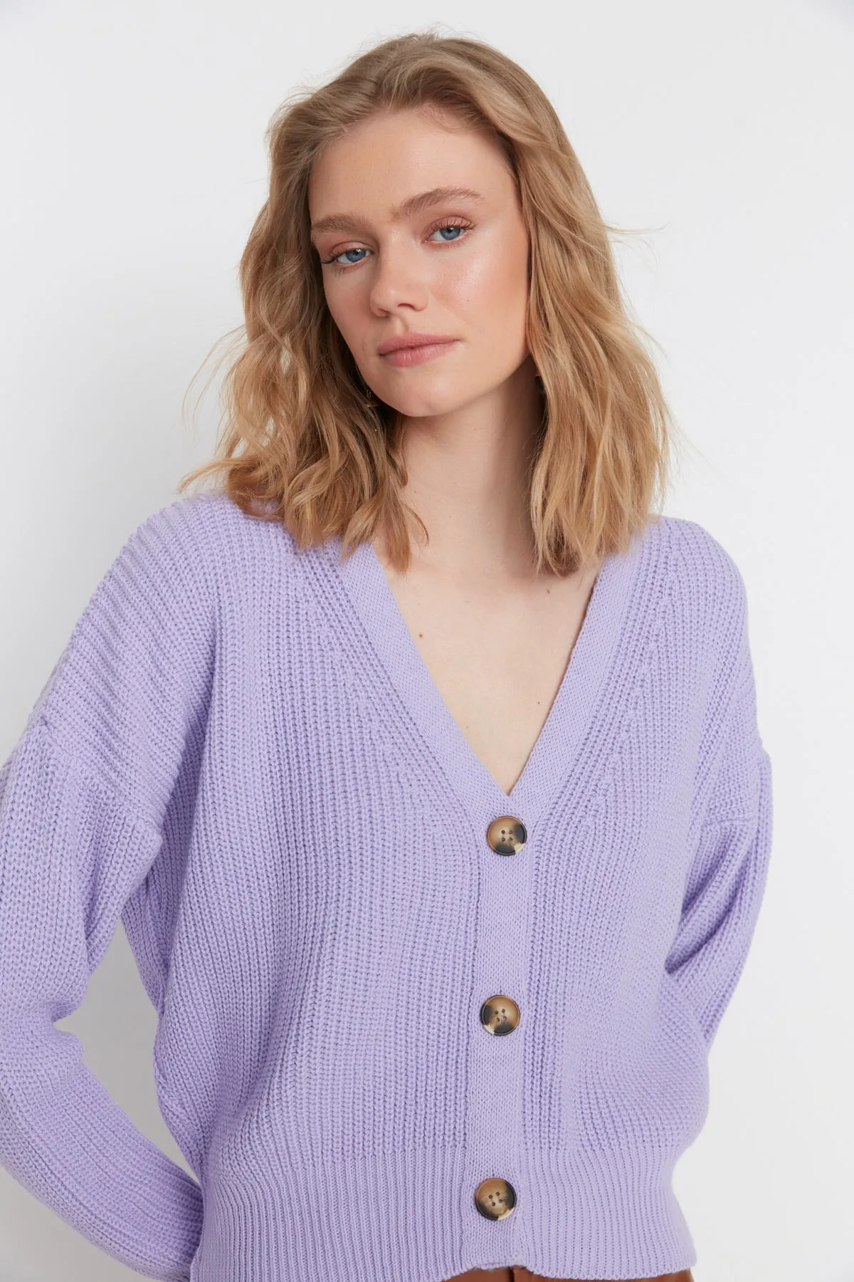 Trendyol Collection  Lila Strickcardigan mit Knopfdetail TWOAW21HI0104