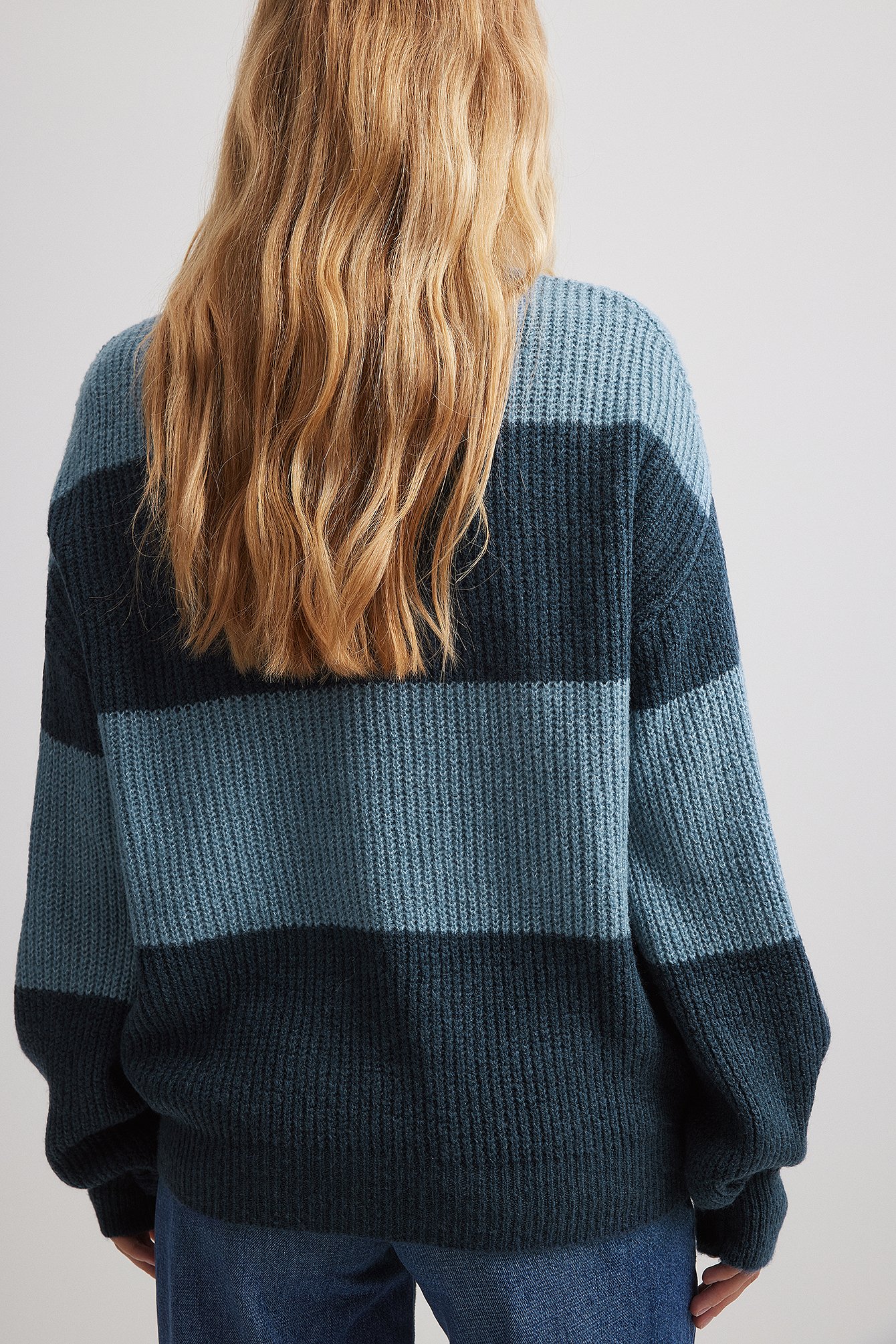 Gestrickter Pullover mit Farbstreifen