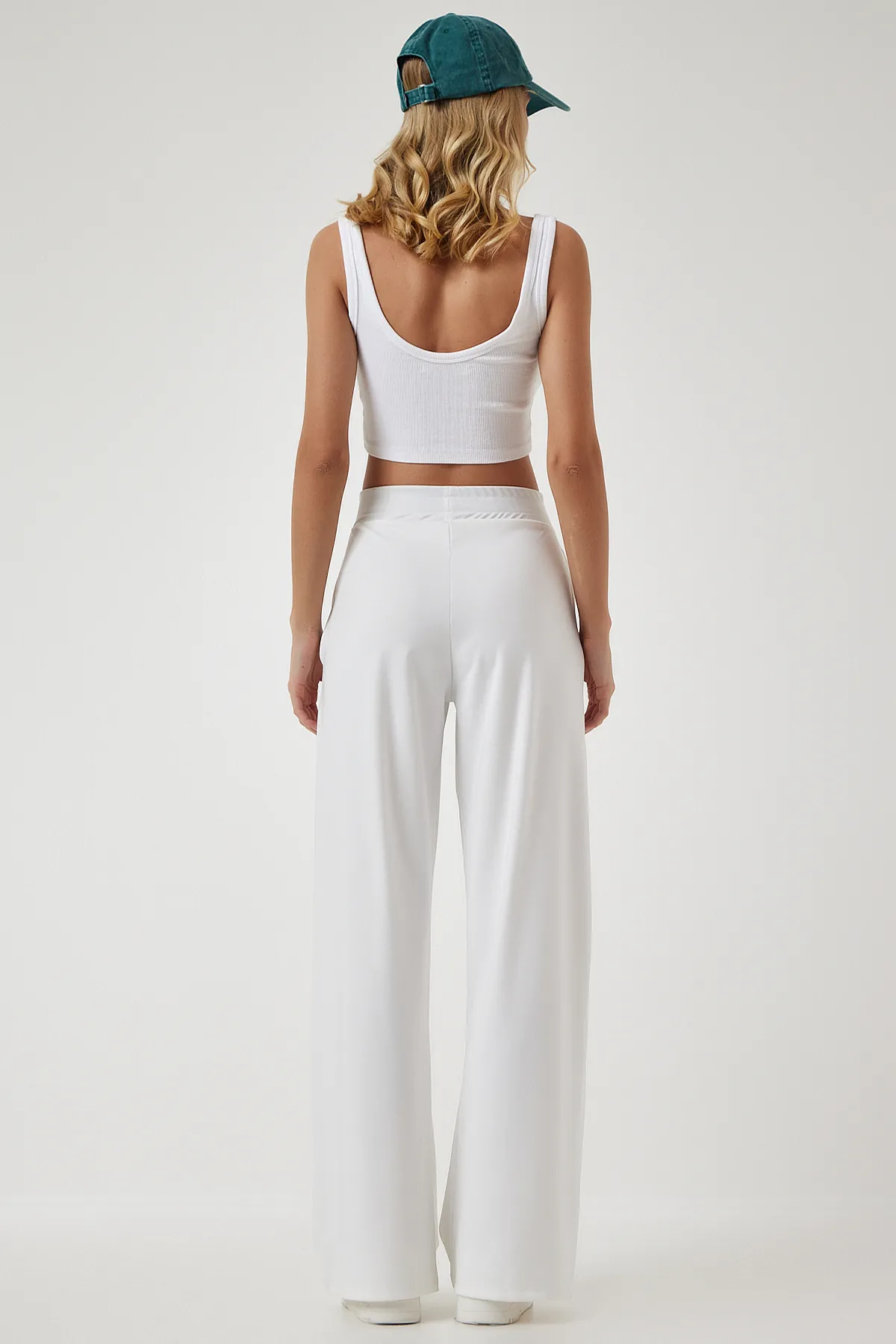 Happiness İstanbul  Weiße, dehnbare Jogginghose mit hoher Taille für Damen BF00030