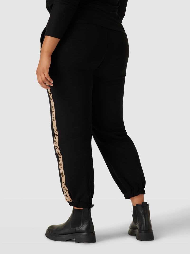 PLUS SIZE Sweatpants mit Galonstreifen in schwarz