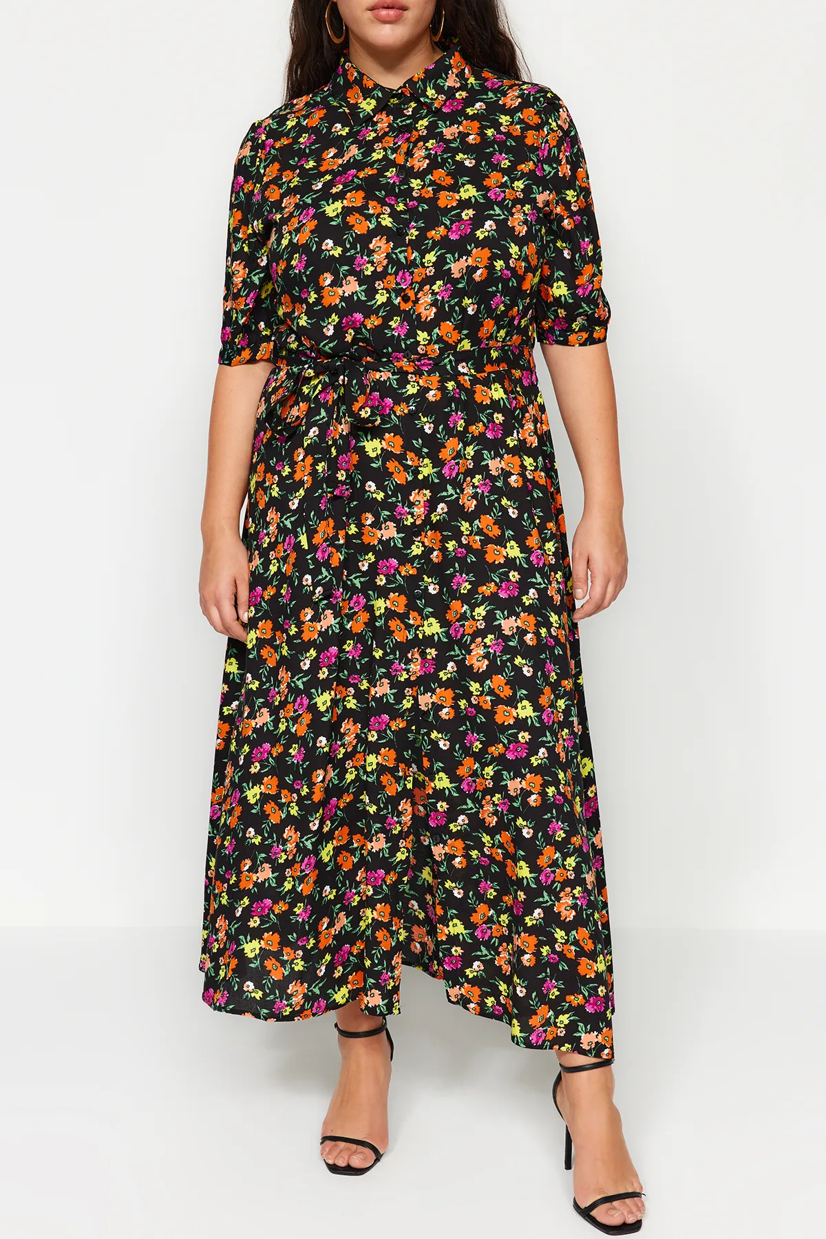 Trendyol Curve  Schwarzes gewebtes Hemdblusenkleid mit Blumengürtel TBBSS22EL1607