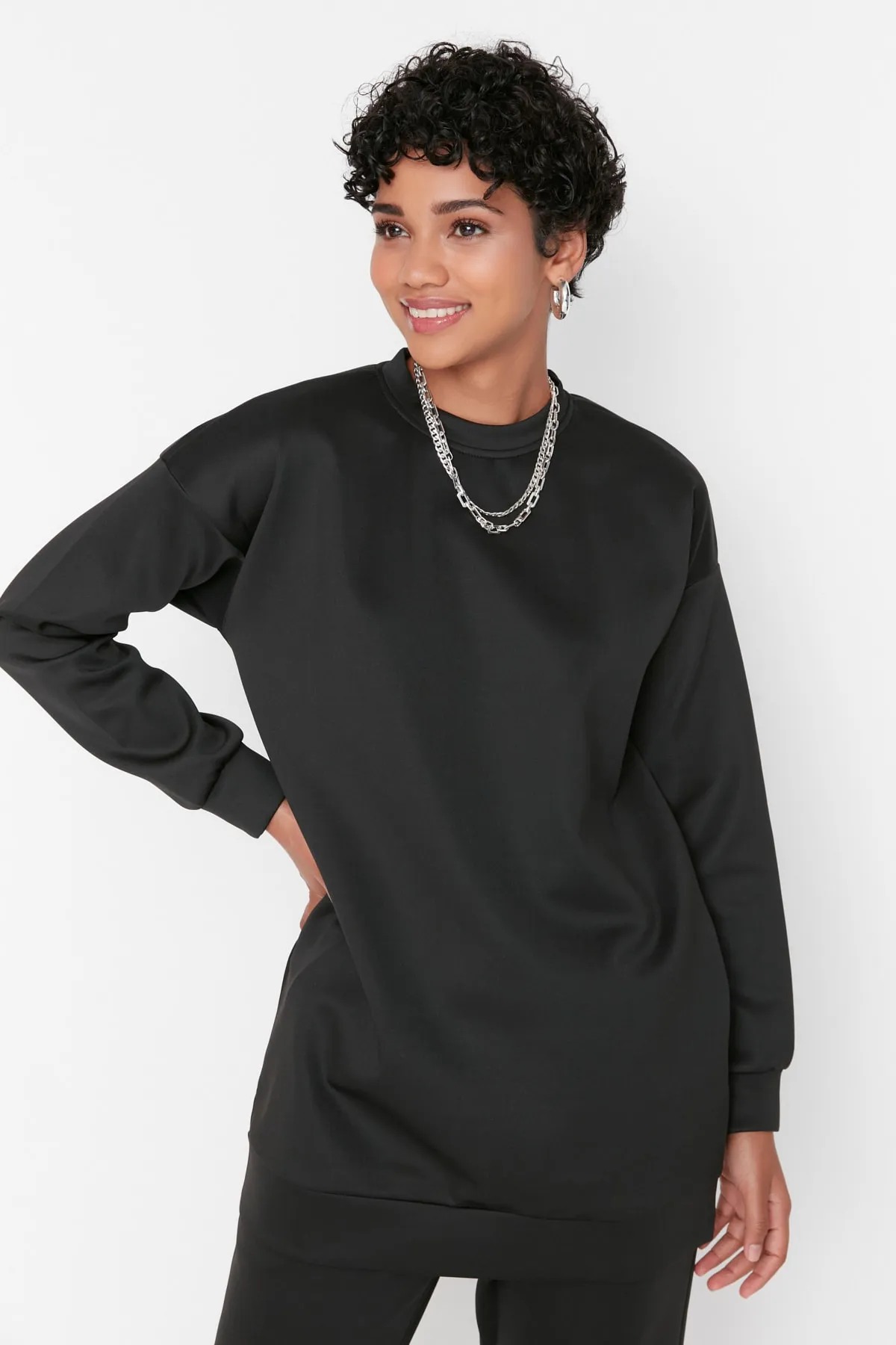 Trendyol Modest  Schwarzes Scuba-Strick-Trainingsanzug-Set mit Rundhalsausschnitt TCTAW23EN00004