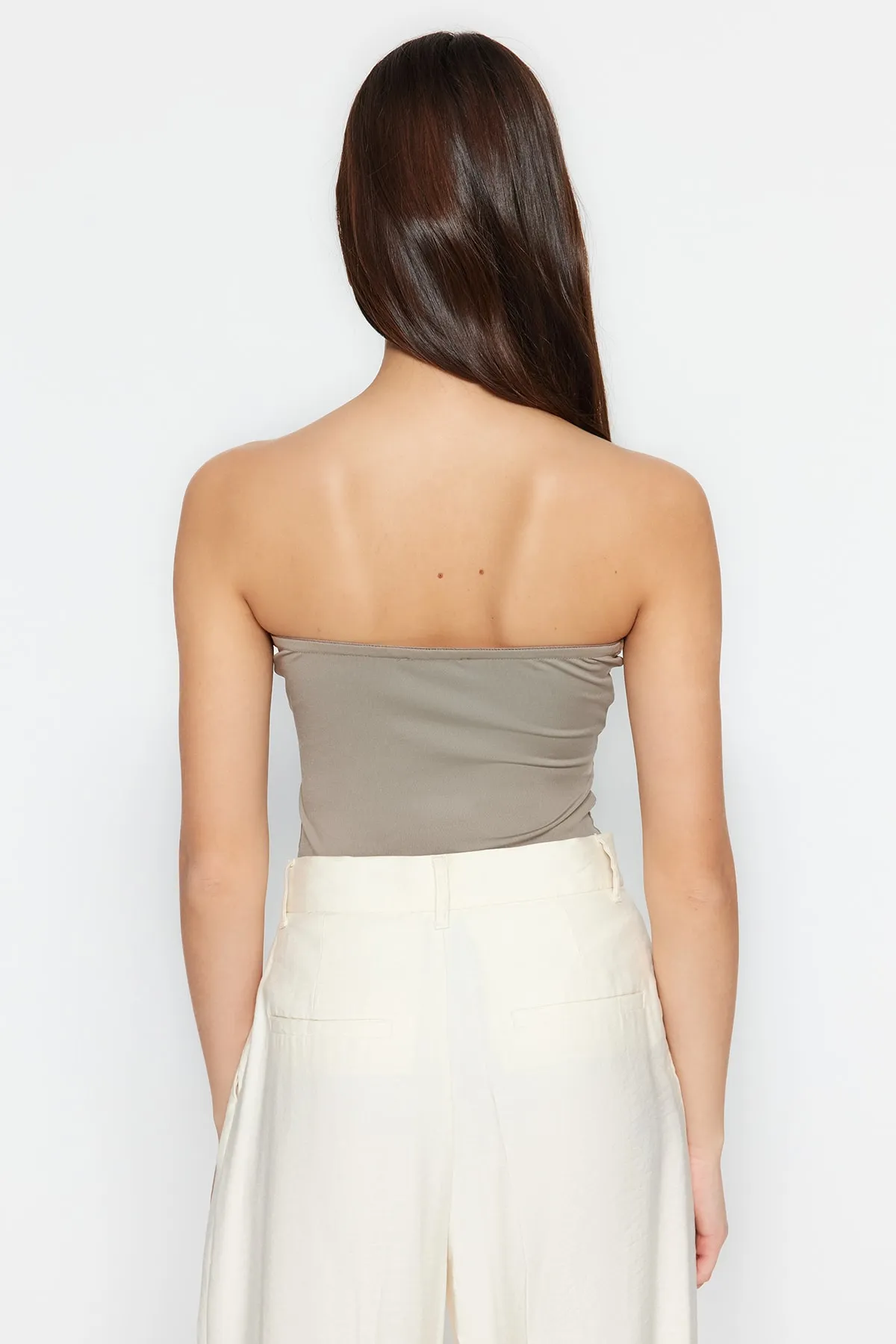 Trendyol Collection  Nerzfarbener, trägerloser Body aus Stretch-Strick mit Knoten und Cut-Out-Details TWOSS23BD00075