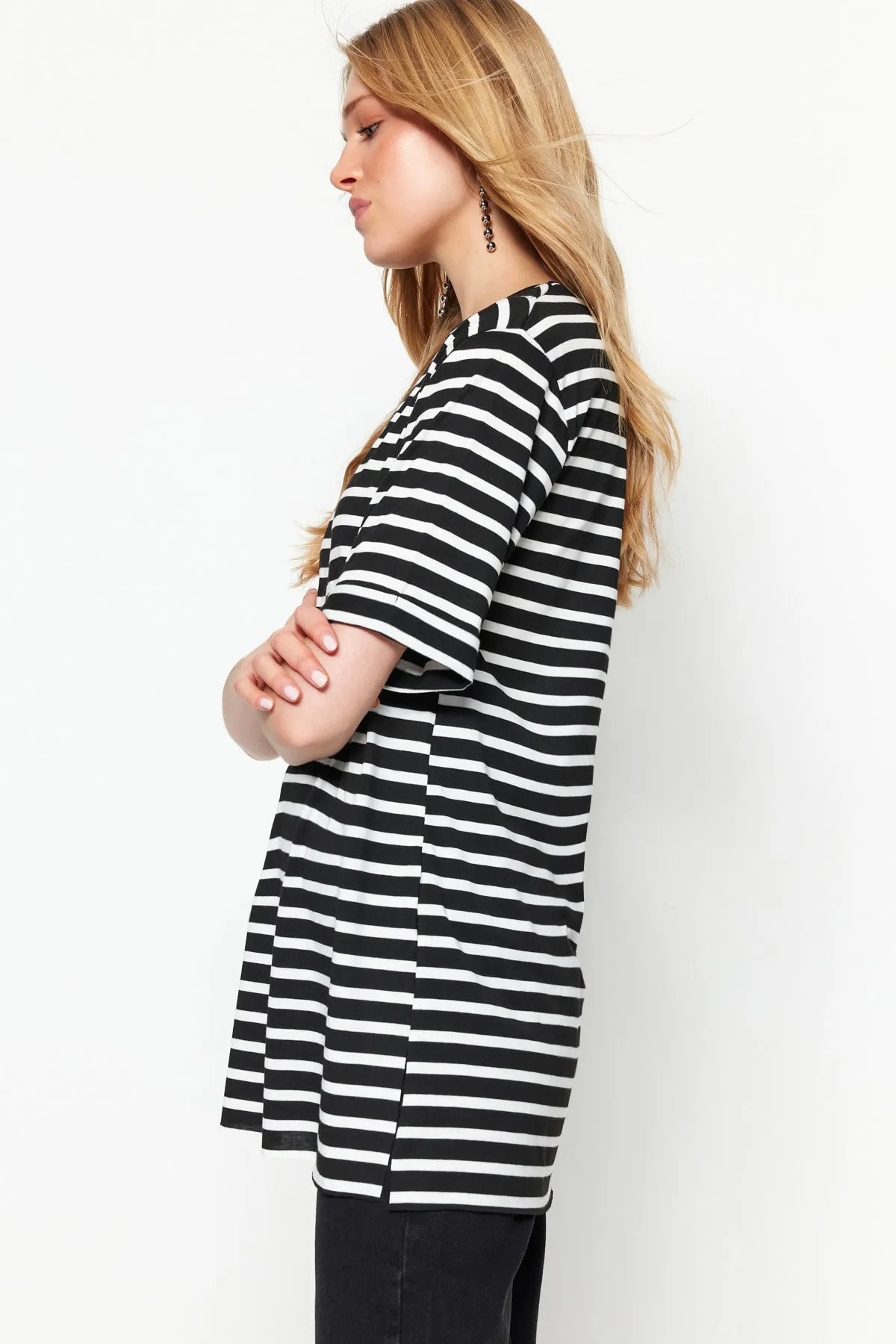 Trendyol Collection  Schwarz gestreiftes, geschlitztes, detailliertes, übergroßes/weites Strick-T-Shirt mit Rundhalsausschnitt TWOSS23TS00097