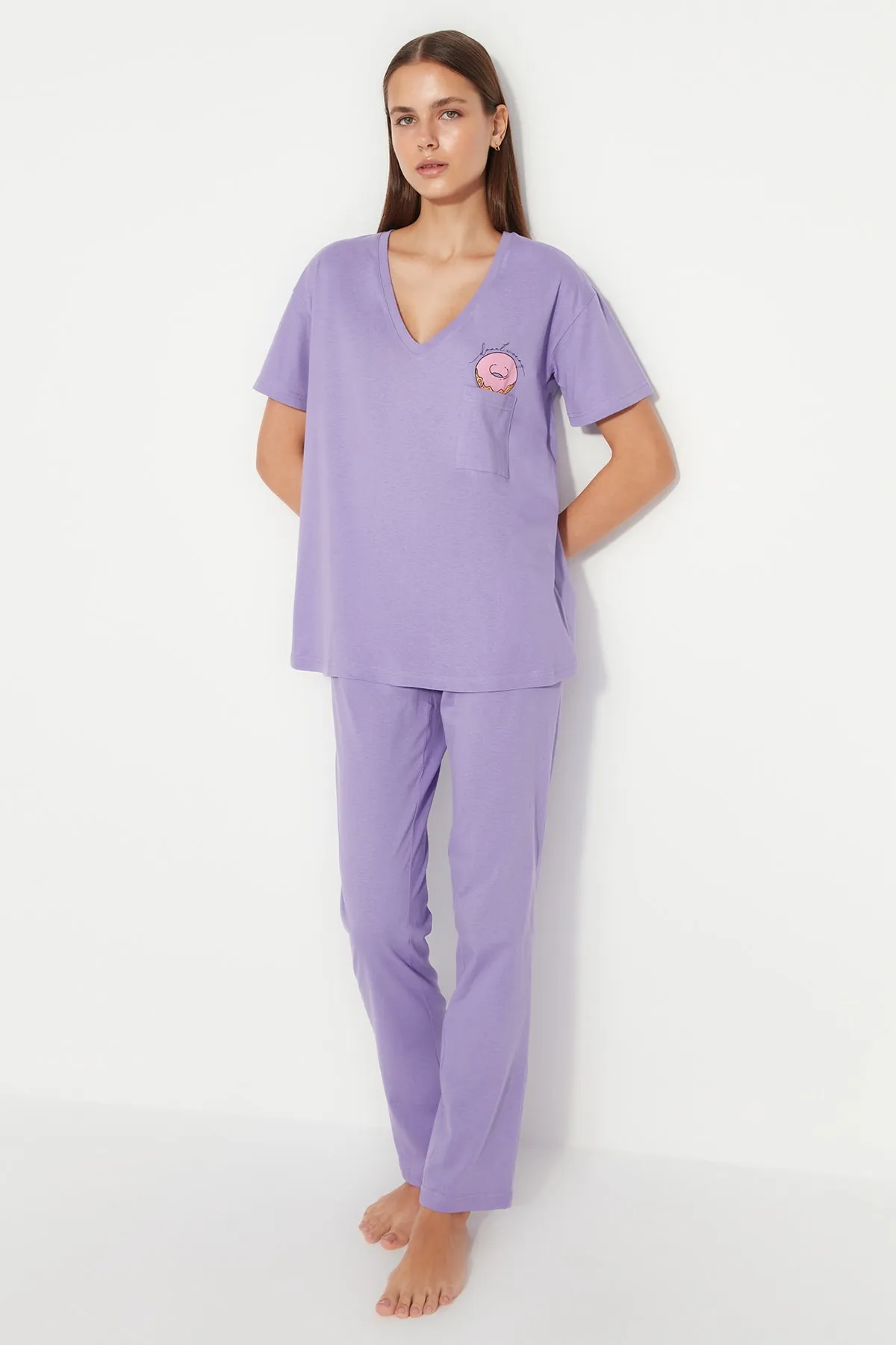 Trendyol Collection  Lilafarbenes, bedrucktes, weit geschnittenes T-Shirt-Hosen-Pyjama-Set aus 100 % Baumwolle mit Taschendetail