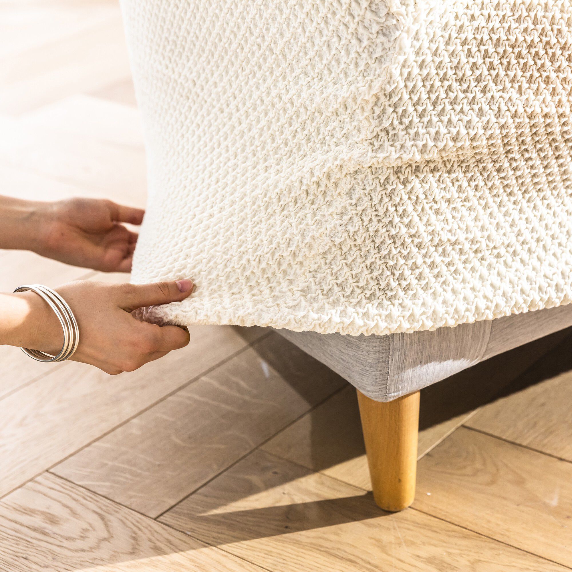 Housse texturée bi-extensible spéciale canapé fauteuil à accoudoirs
