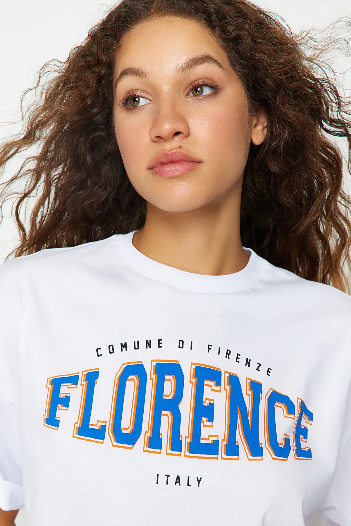 Trendyol Collection  Weißes, bedrucktes Oversize-/Weite-Fit-Strick-T-Shirt aus 100 % Baumwolle mit Rundhalsausschnitt TWOSS22TS0994