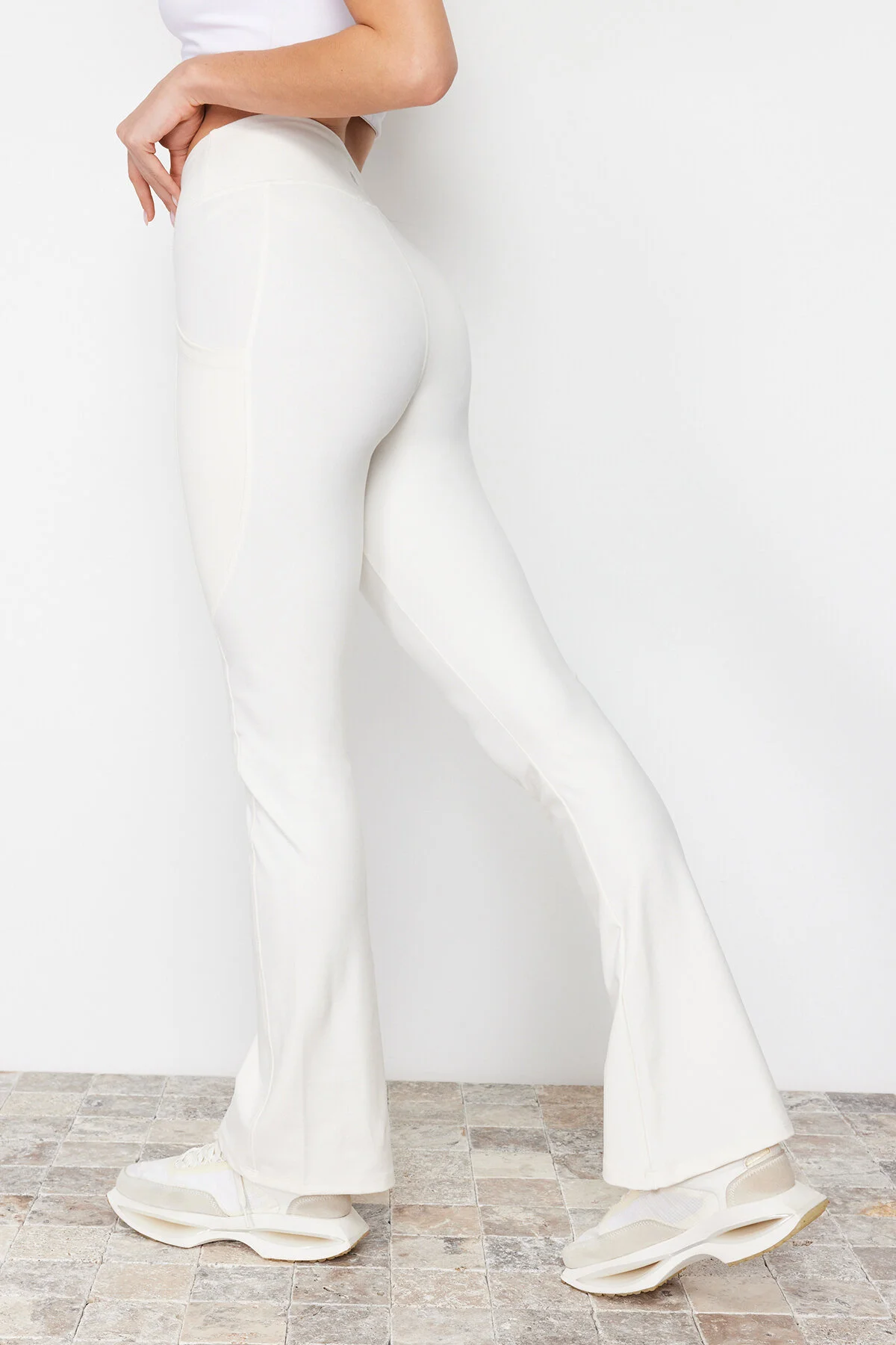 Trendyol Collection  Ecrufarbener reflektierender Aufdruck und gestrickte Yoga-Sportleggings mit spanischen Beinen und Taschendetails THMAW24TY00066