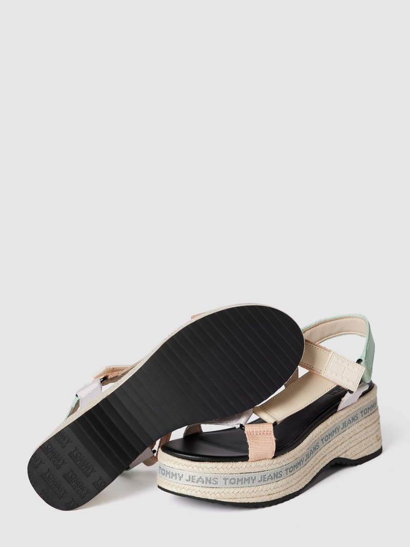 Sandalen mit Label-Schriftzug in pastellgelb