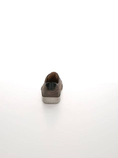 Schnürschuh mit seitlichen Perforationen