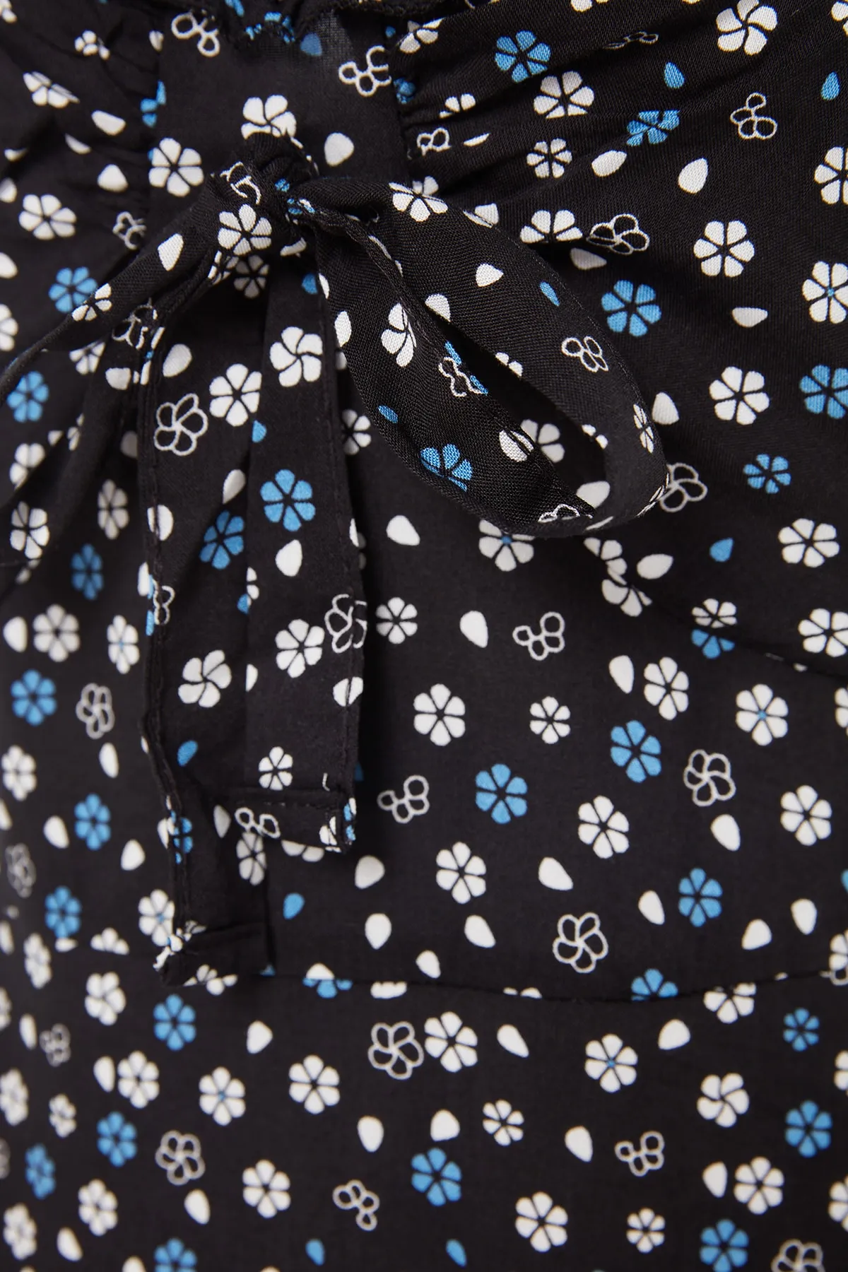 Trendyol Collection  Schwarzes A-Linien-Mini-Gewebekleid mit Krawattendetail und Blumenmuster TWOSS21EL3214