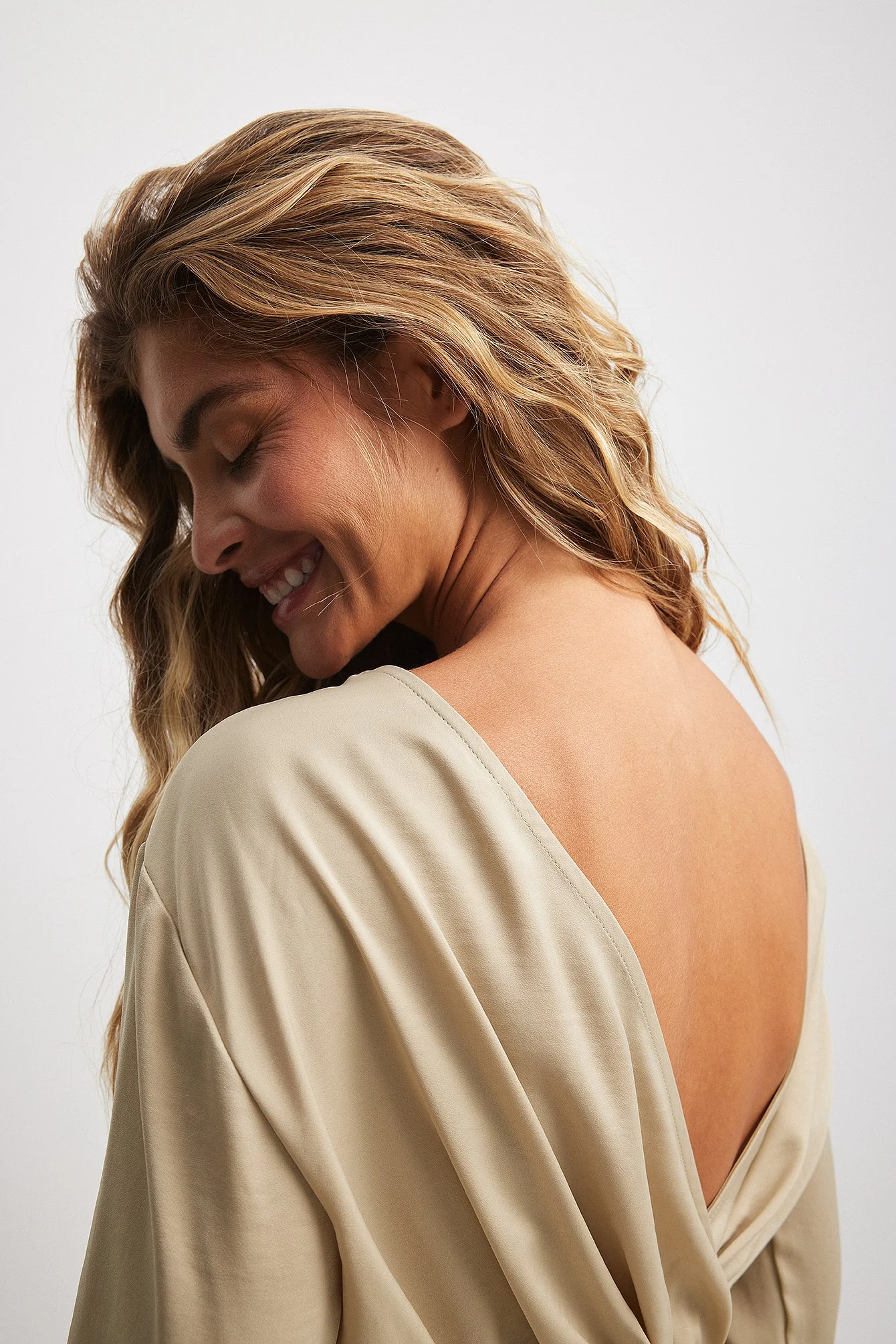 Drapierte Bluse mit V-Rücken