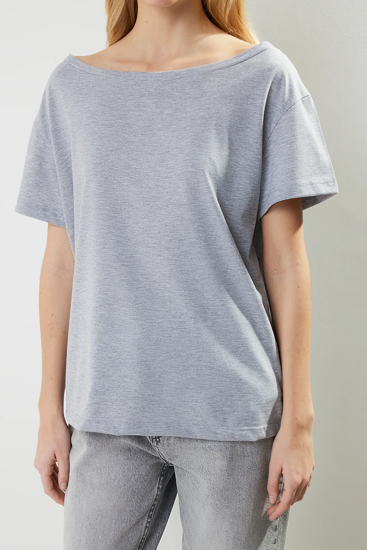 Trendyol Collection  Grau meliertes Boyfriend-Strick-T-Shirt aus Baumwolle mit weitem Schnitt und U-Boot-Ausschnitt TWOSS20TS0140