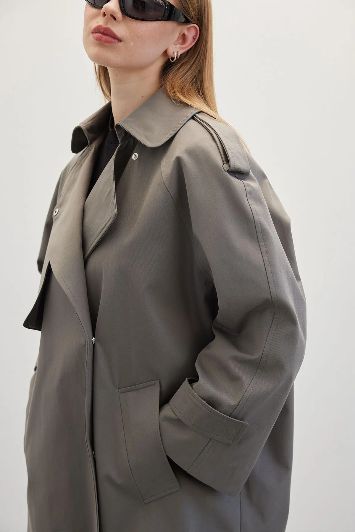 Manuka  Übergroßer kurzer Trenchcoat in Grau