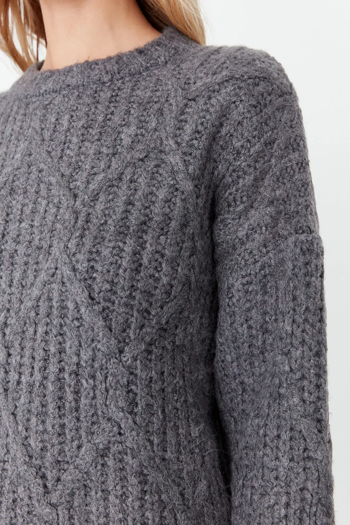 Trendyol Collection  Anthrazitfarbener, weich strukturierter Strickpullover mit weiter Passform TWOAW23KZ01373
