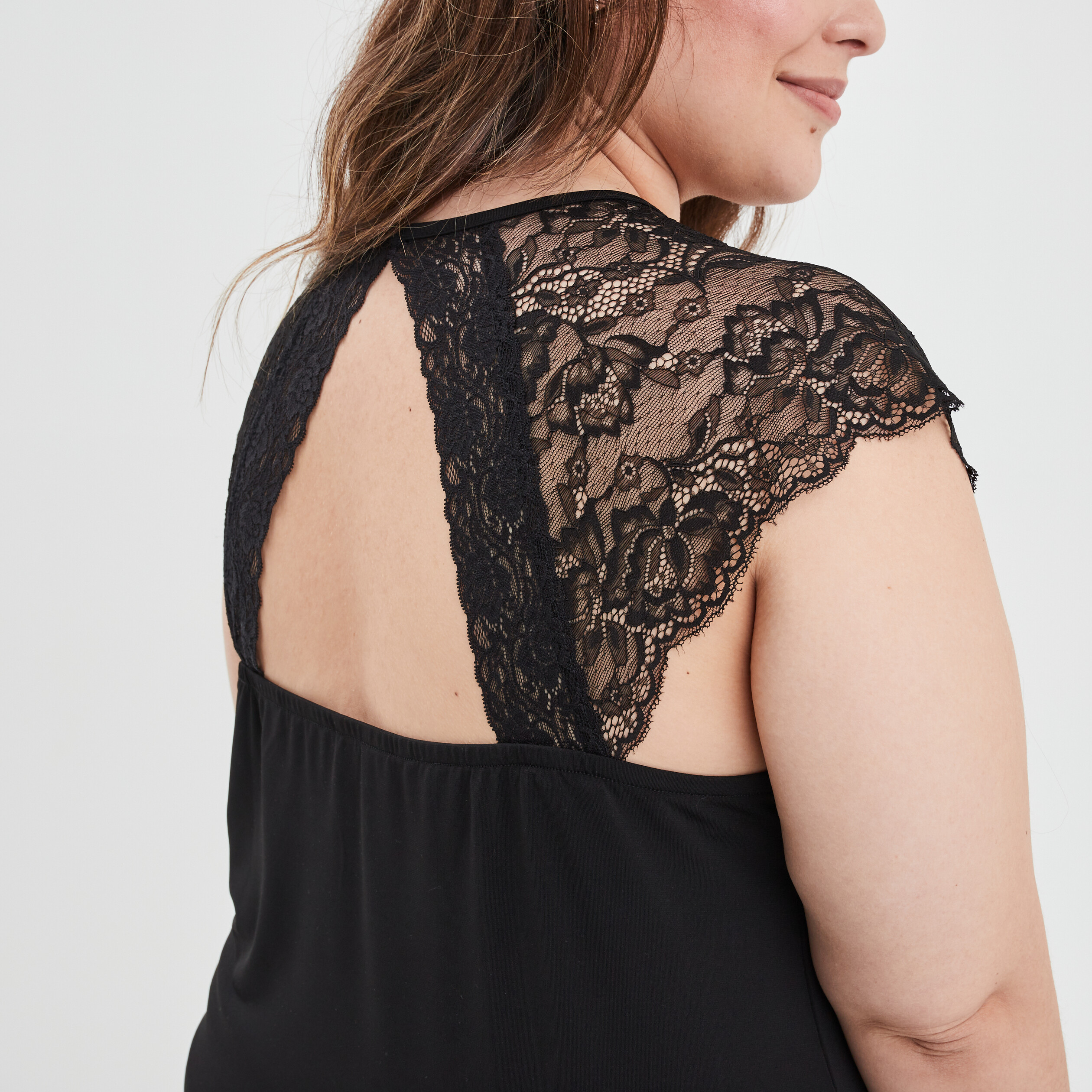 T-shirt épaules dentelle col V Modavista noir femme grande taille | La Halle