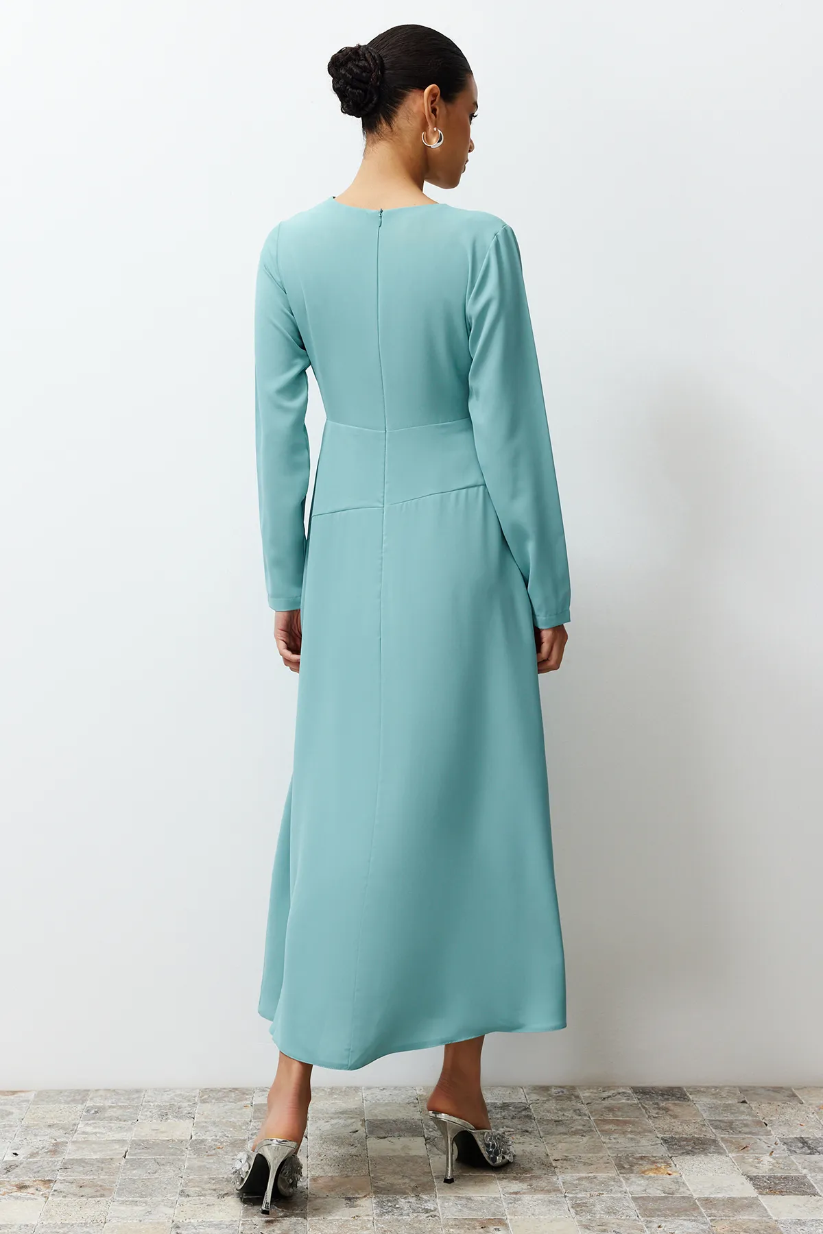 Trendyol Modest  Khakifarbenes Abendkleid aus gewebtem Satin mit zweireihigem Kragen TCTSS24DB00046