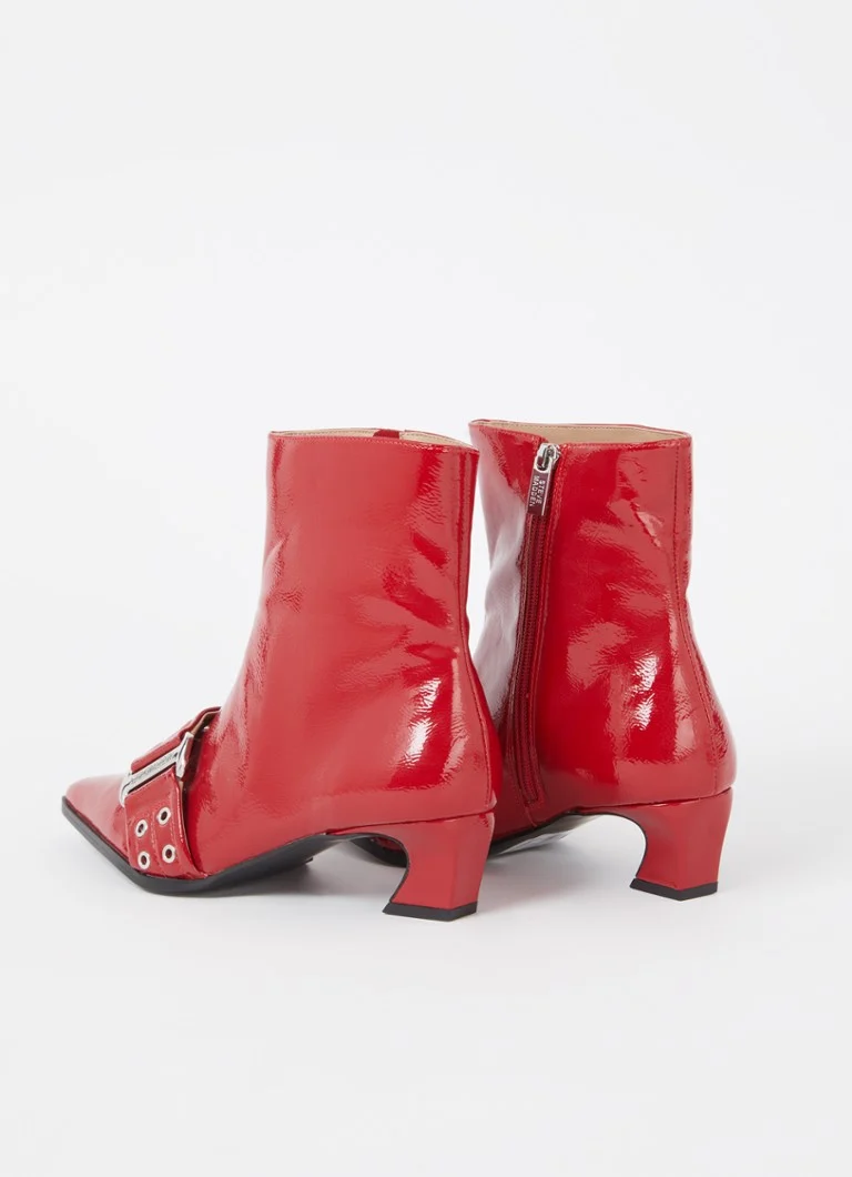 Ghete Steve Madden Extendo cu finisaj din piele lăcuită și detaliu cu cataramă.