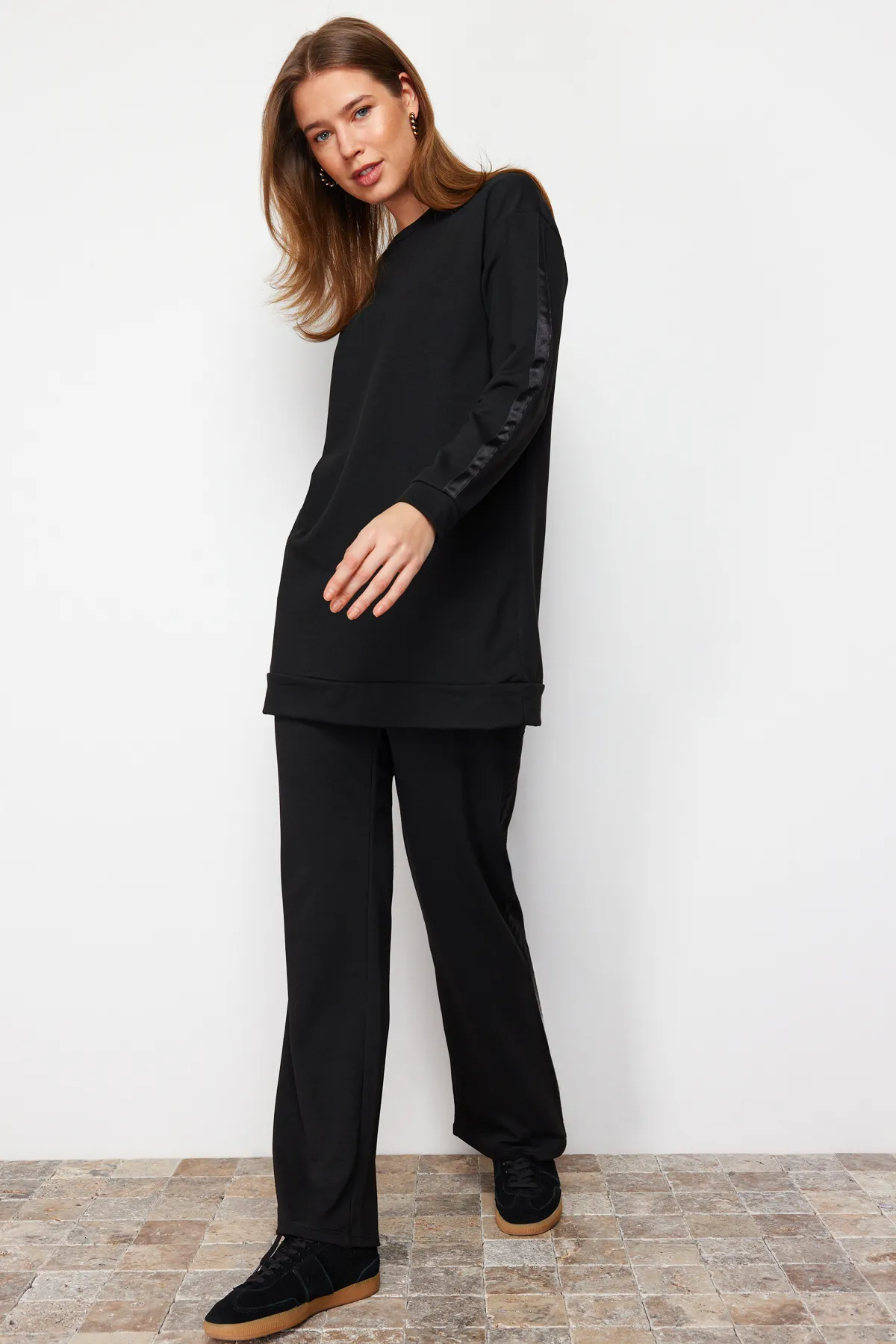 Trendyol Modest  Schwarz gestreiftes, detailliertes Strick-Trainingsanzug-Set TCTAW23EN00049