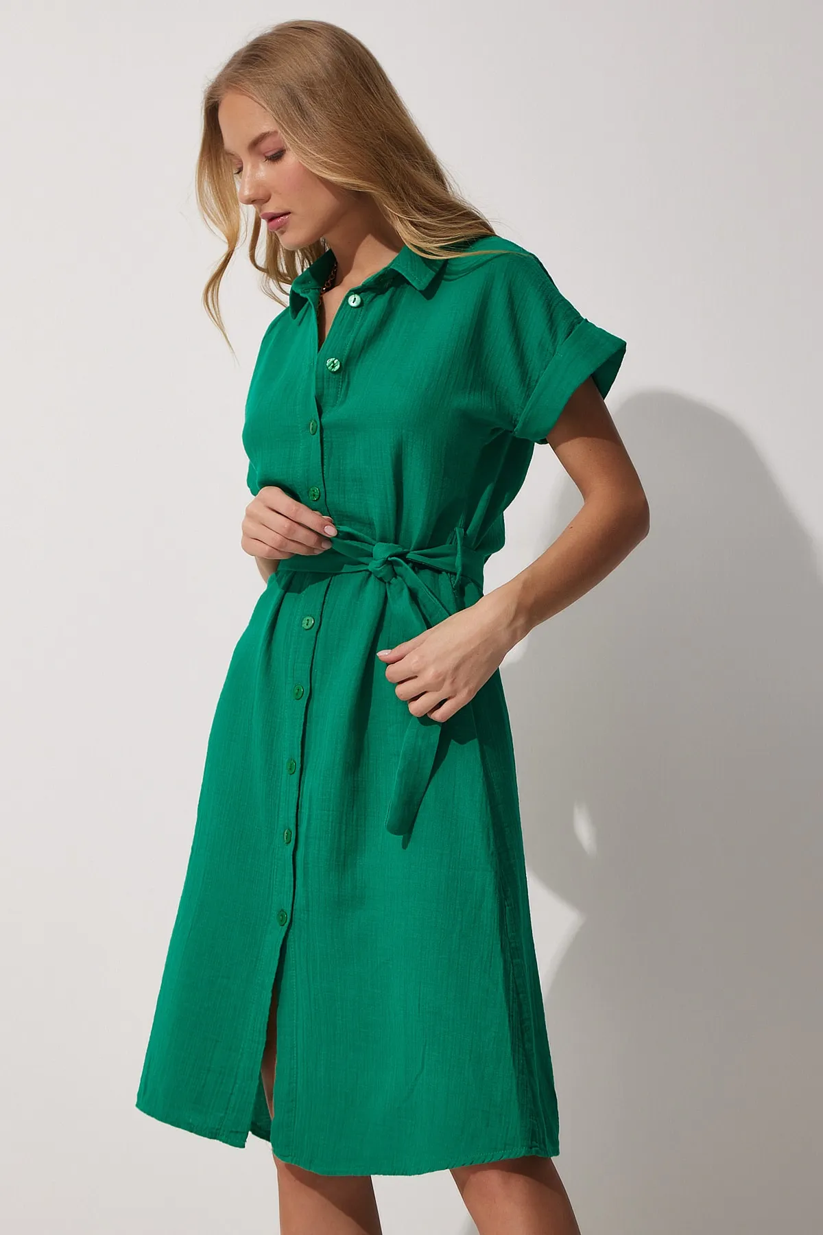 Happiness İstanbul  Grünes Leinenhemdkleid mit Gürtel für Damen MX00046