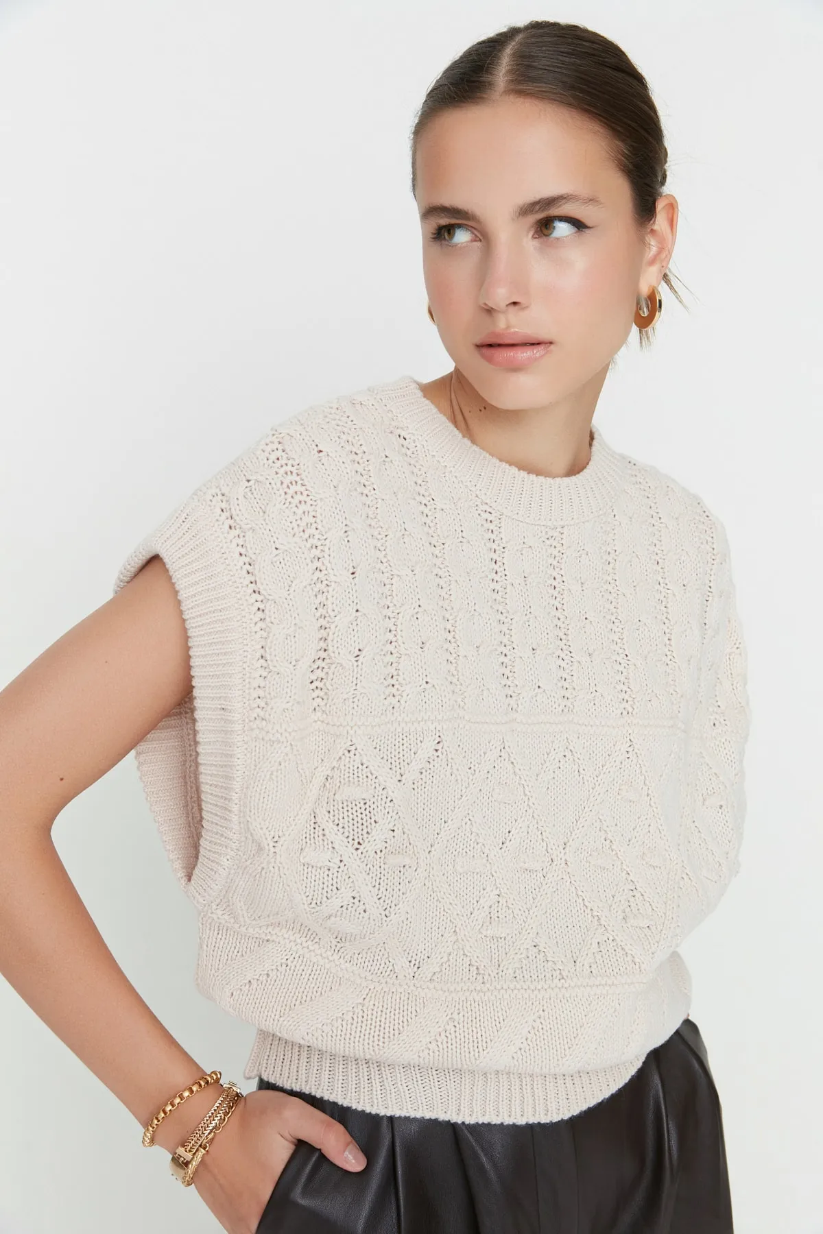 Trendyol Collection  Steinstrick-Strickpullover mit Rundhalsausschnitt und detailliertem Rundhalsausschnitt